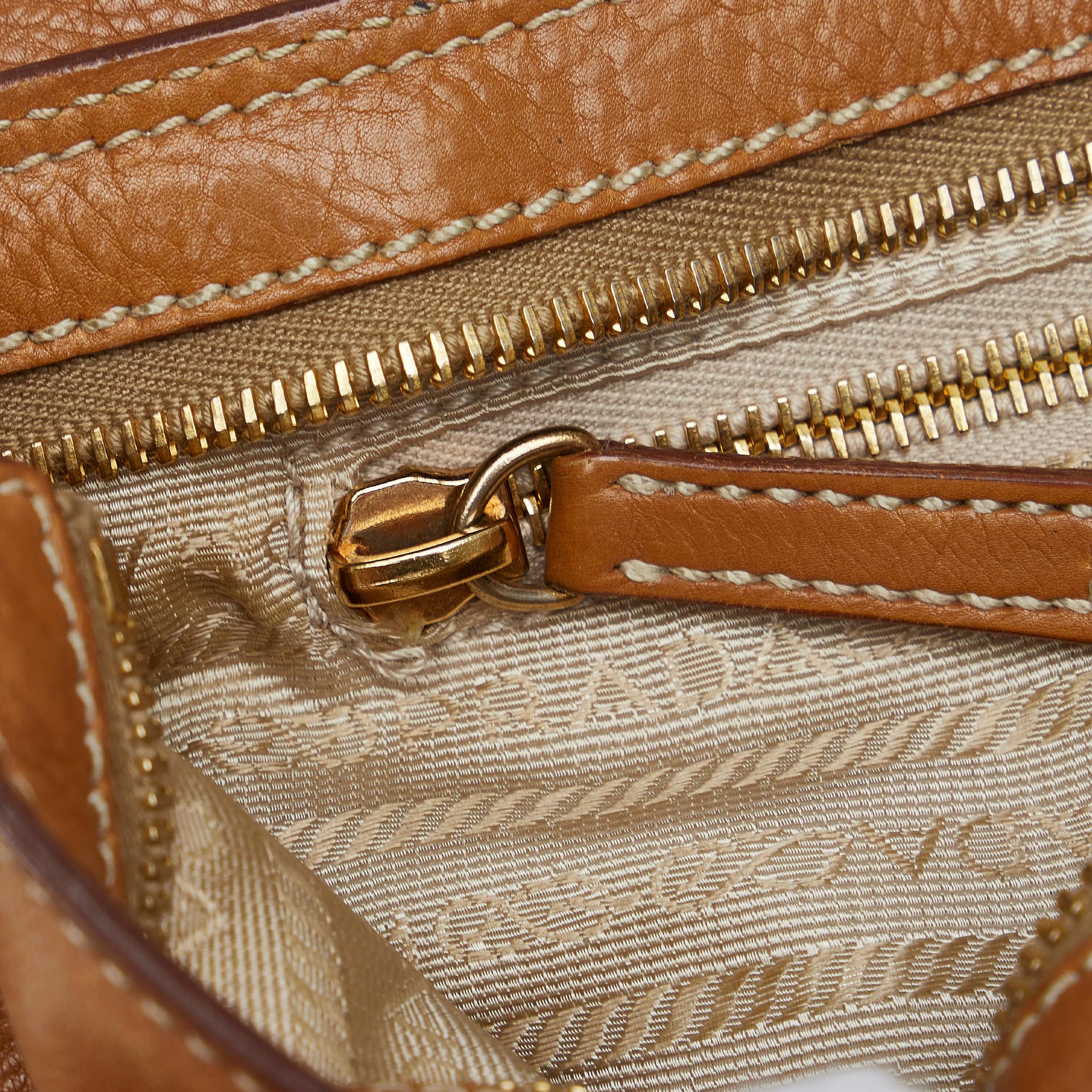 Prada Leather Shoulder Bag (SHG-SkNS14)