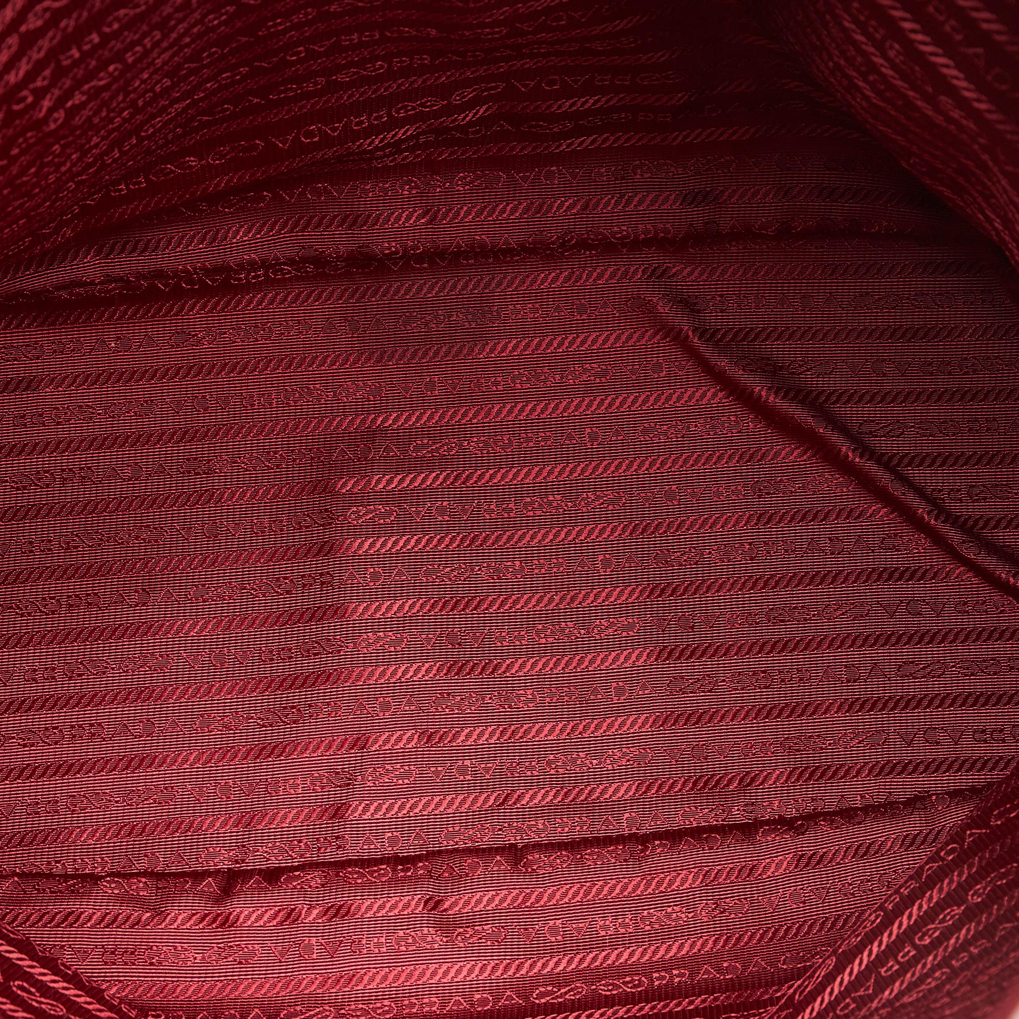 Prada Leather Tote (SHG-hygIUP)