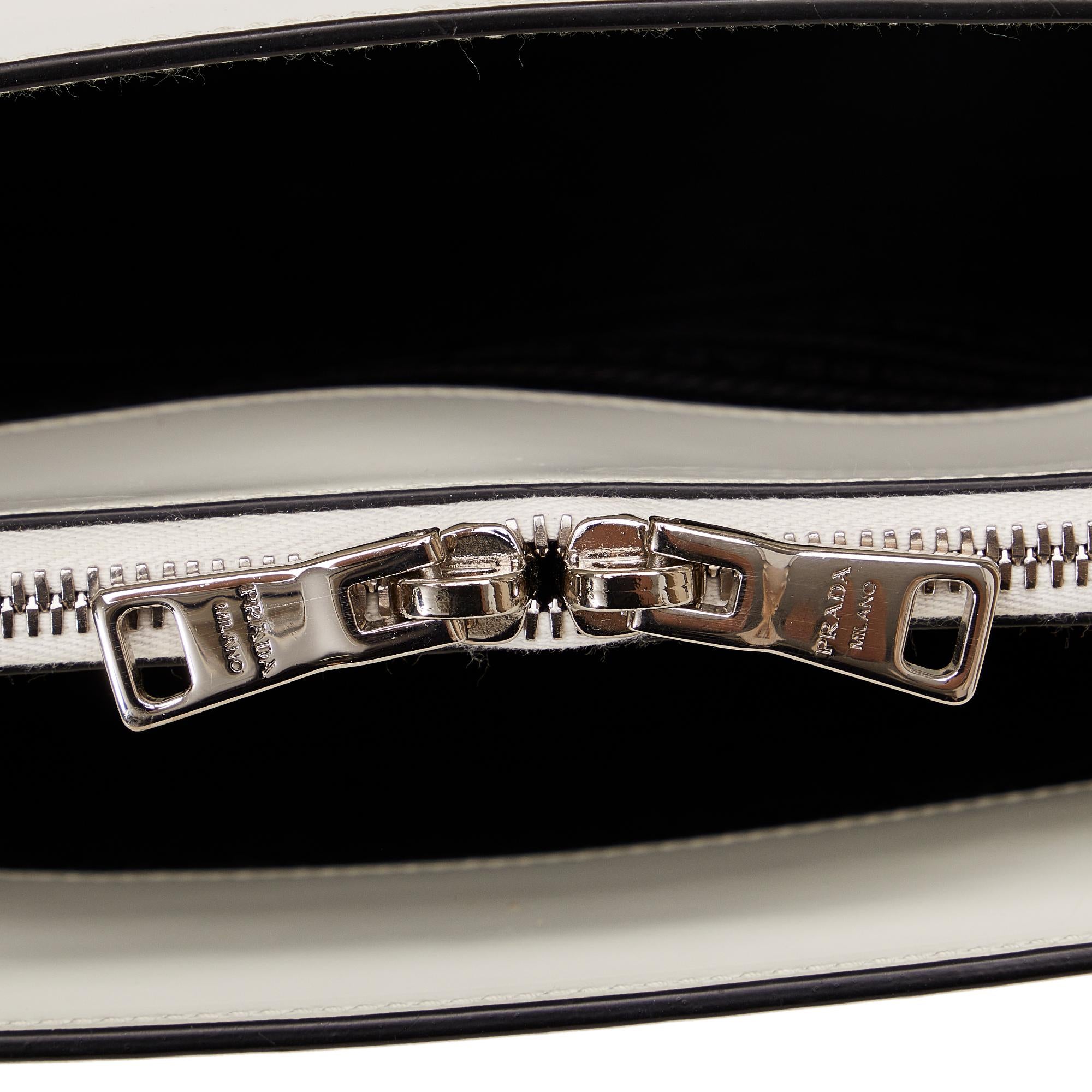 Prada Medium Re-Edition 1995 Leather Tote Bag (SHG-ZmtzAP)