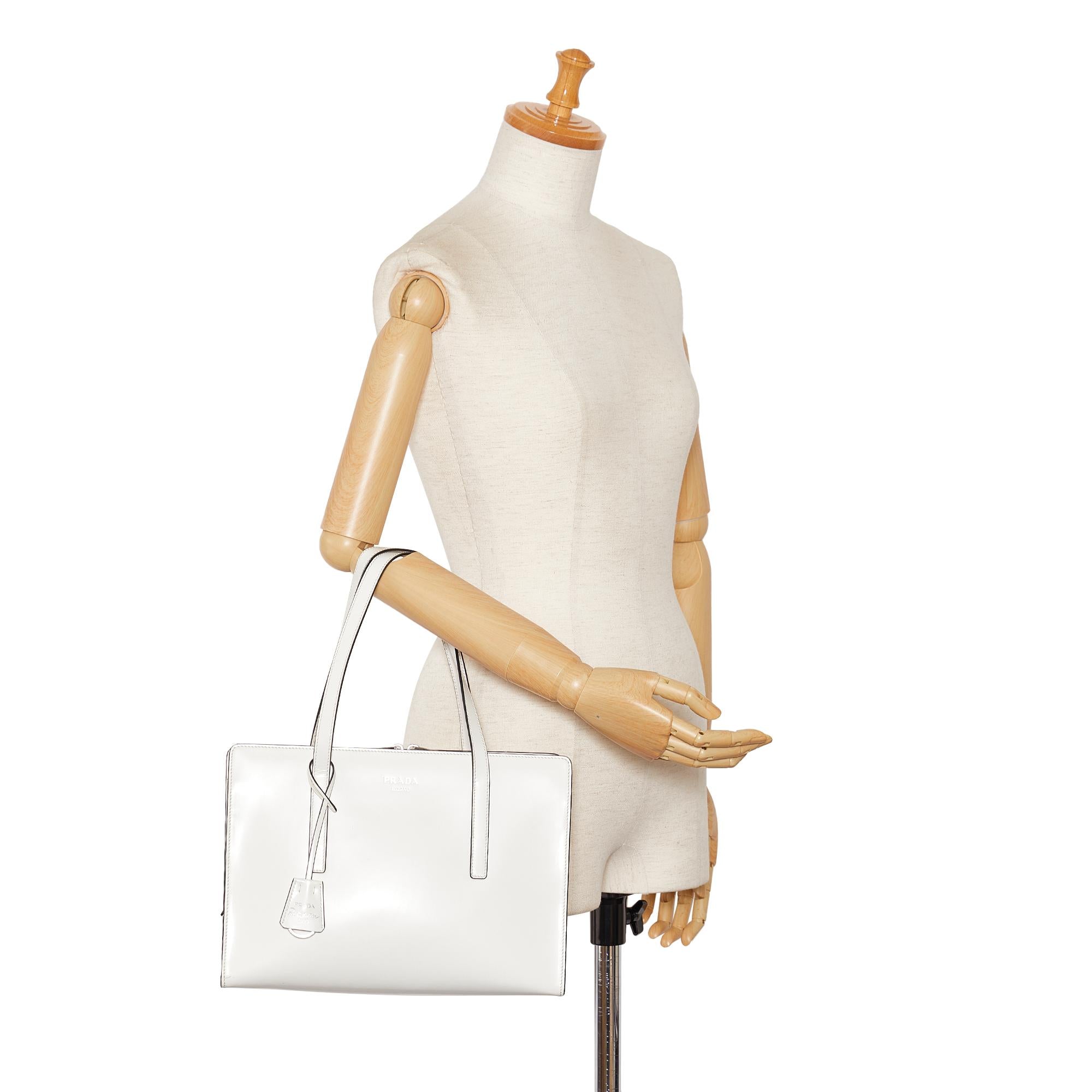 Prada Medium Re-Edition 1995 Leather Tote Bag (SHG-ZmtzAP)
