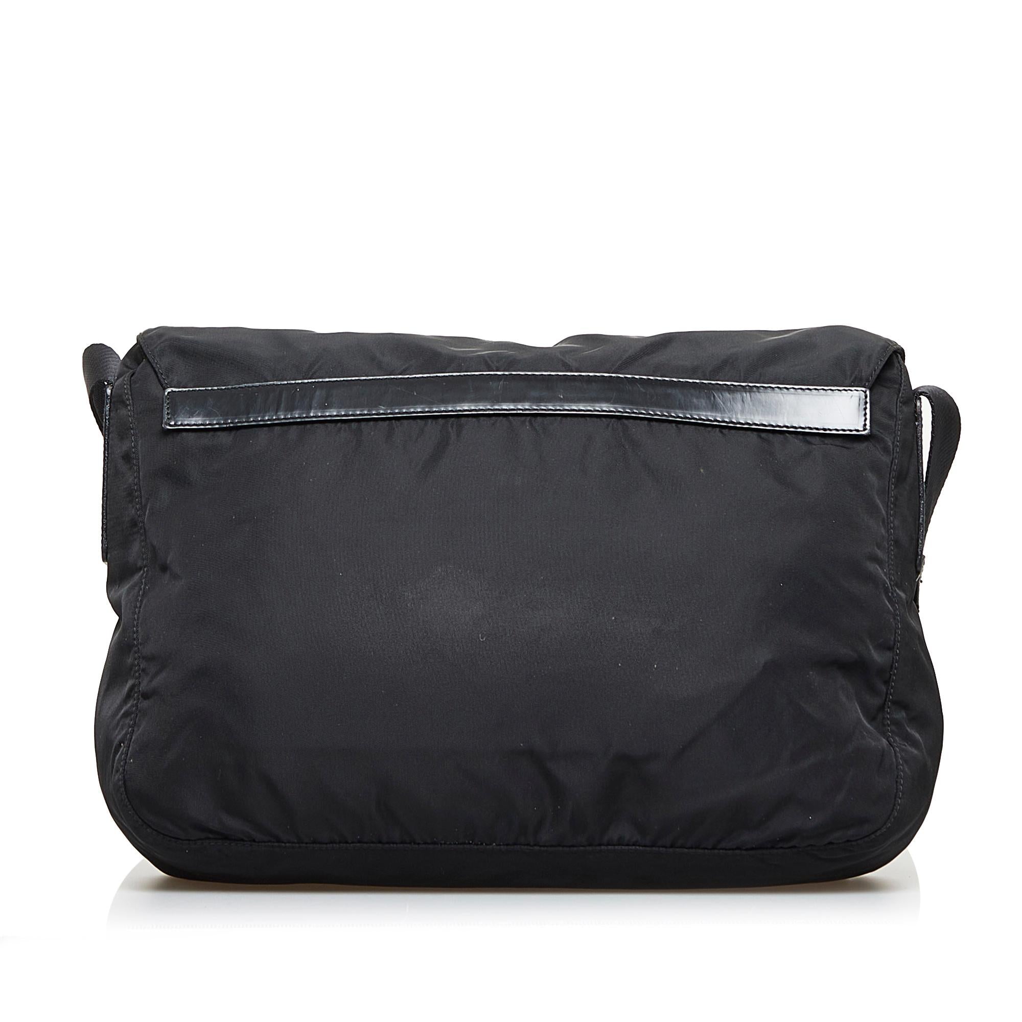 Prada Tessuto Messenger Bag (SHG-OGnAWK)