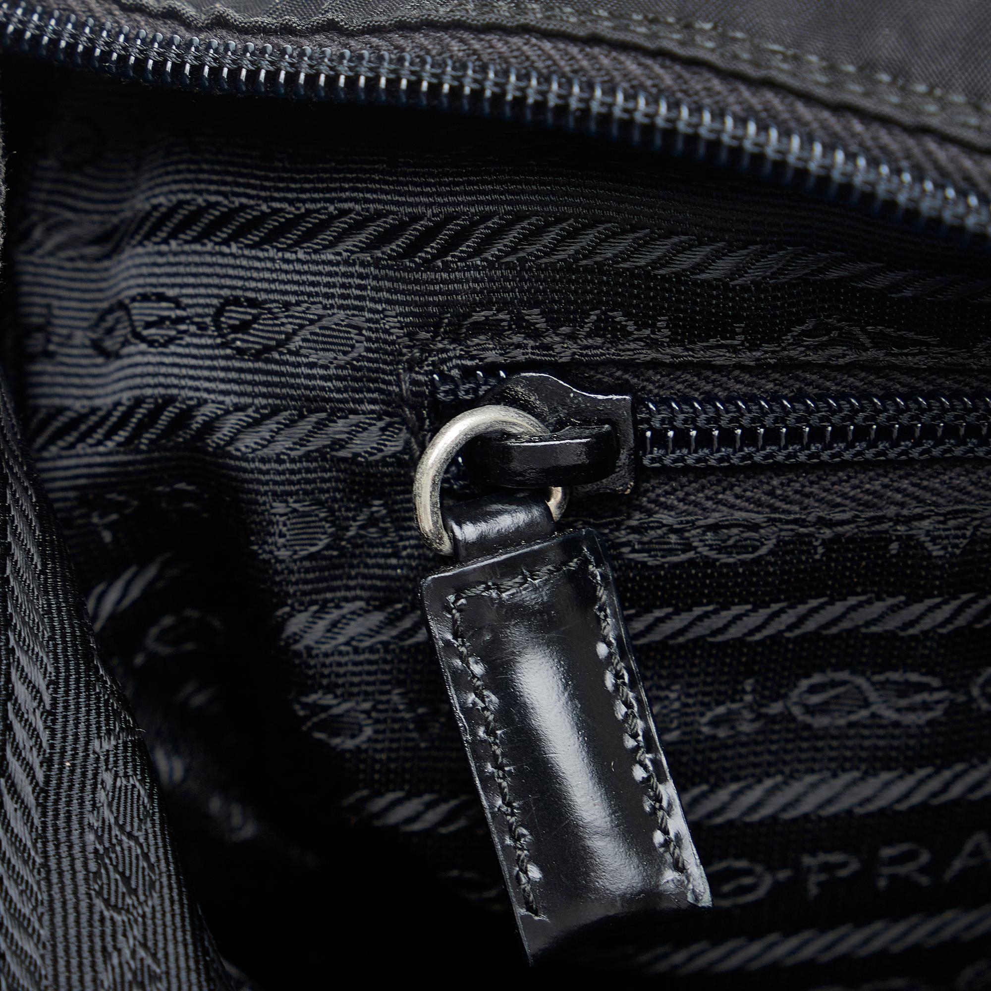 Prada Tessuto Messenger Bag (SHG-OGnAWK)