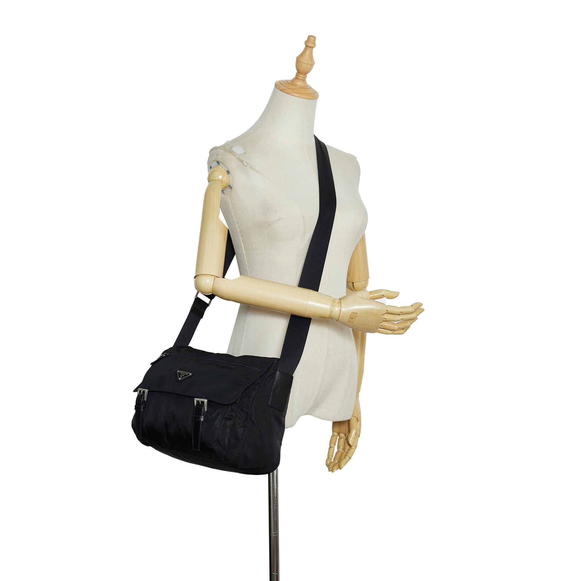 Prada Tessuto Messenger Bag (SHG-OGnAWK)