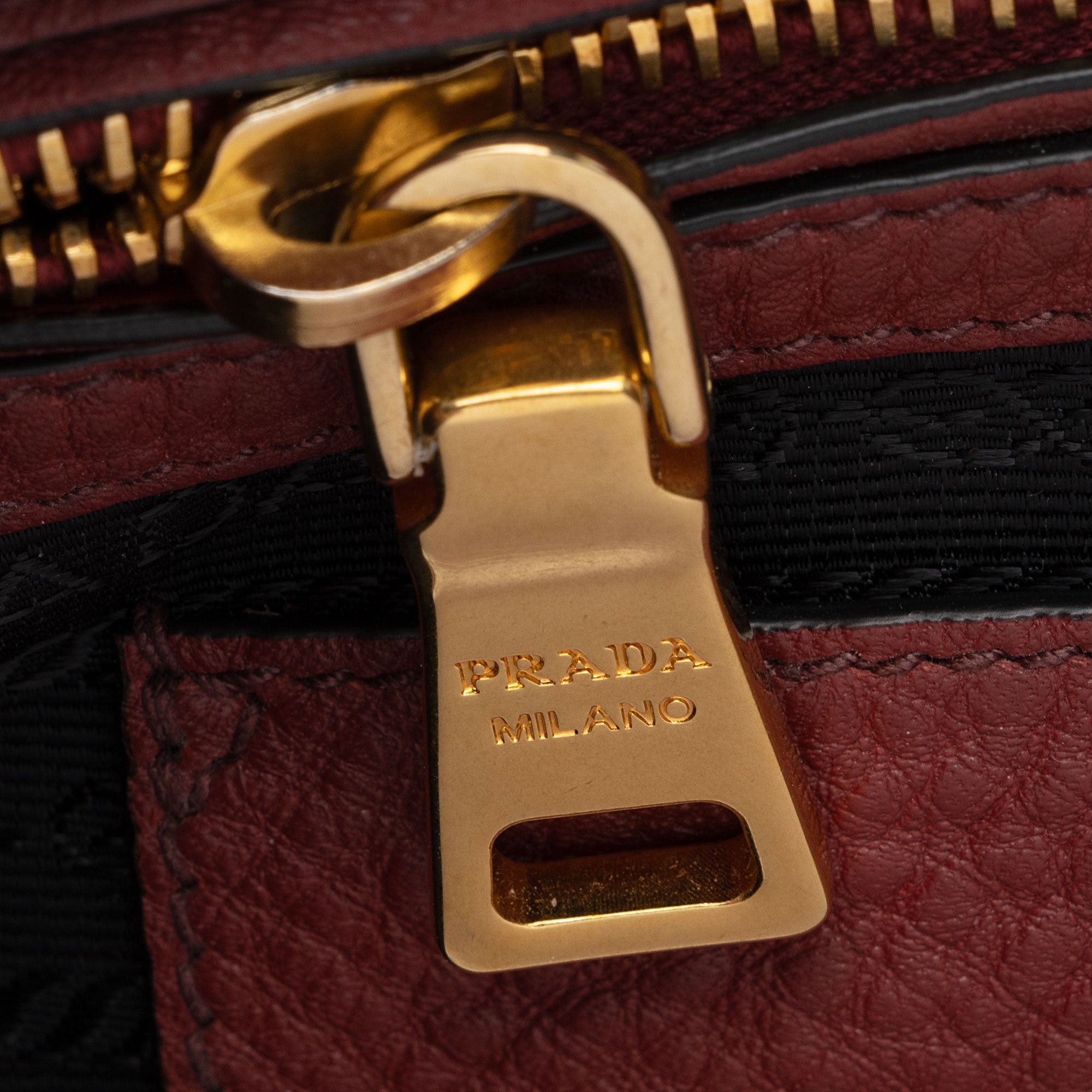 Prada Vitello Daino Belted Zip Shoulder Bag (SHF-ZmoFVU)