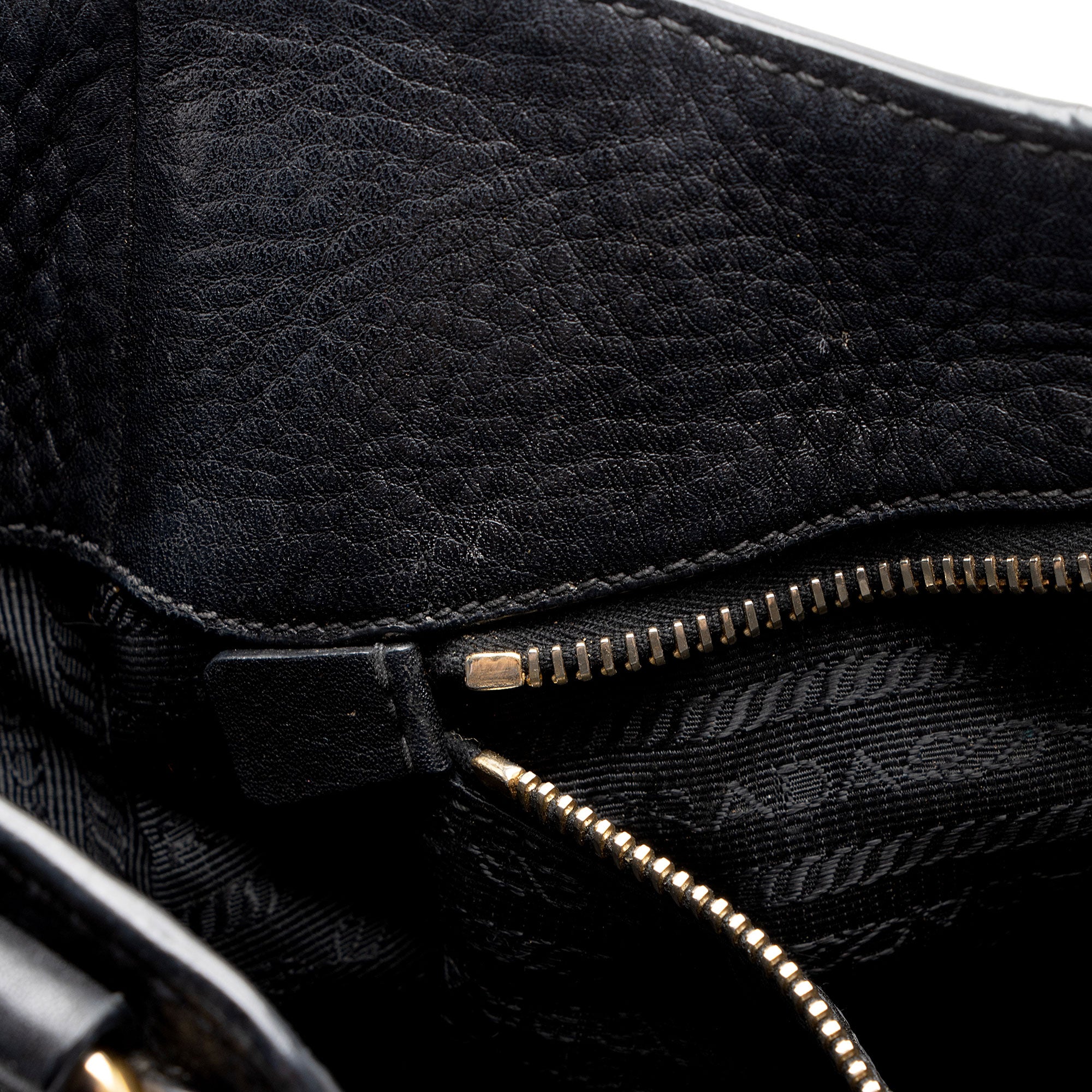Prada Vitello Daino Leather Pushlock Tote (SHF-hBazVI)