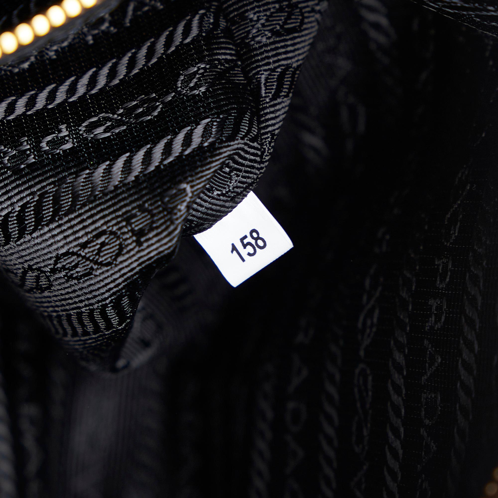 Prada Vitello Daino Logo Flap Bag (SHG-m6NP2i)