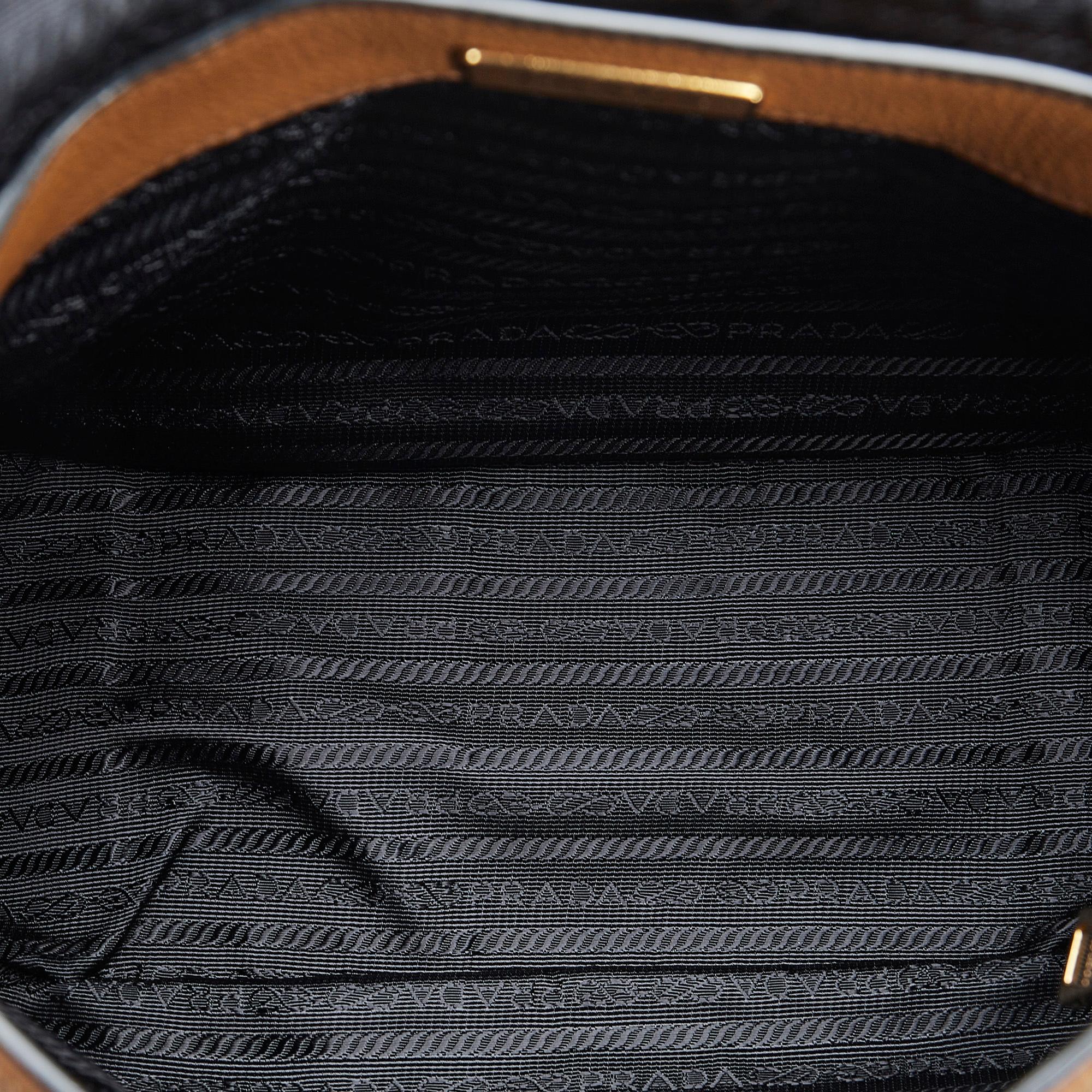 Prada Vitello Daino Logo Flap Bag (SHG-m6NP2i)