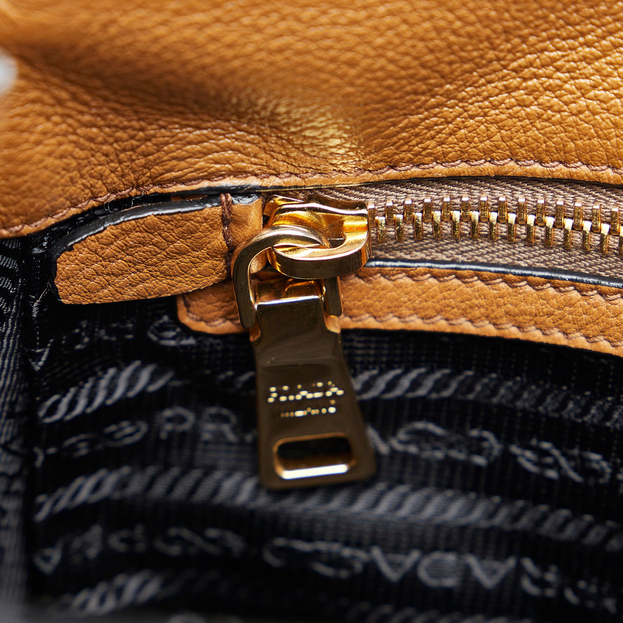 Prada Vitello Daino Logo Flap Bag (SHG-m6NP2i)