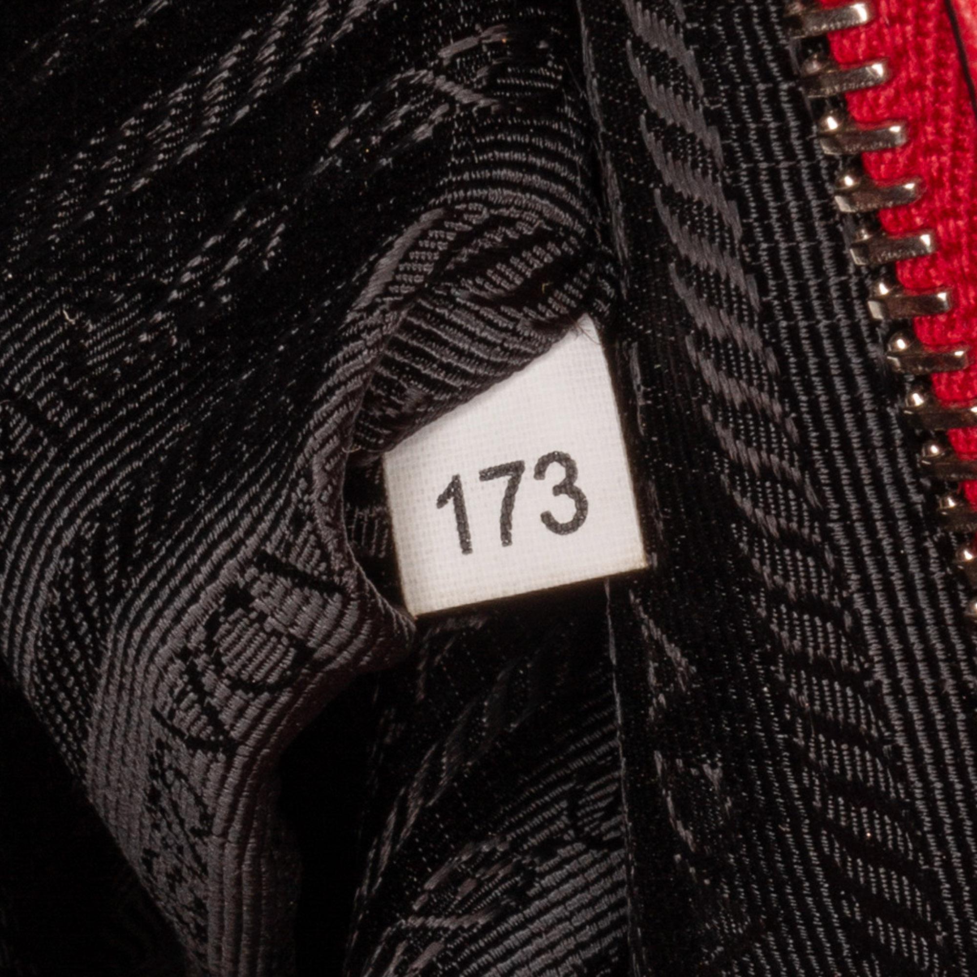 Prada Vitello Daino Pocket Satchel (SHG-O7reXq)