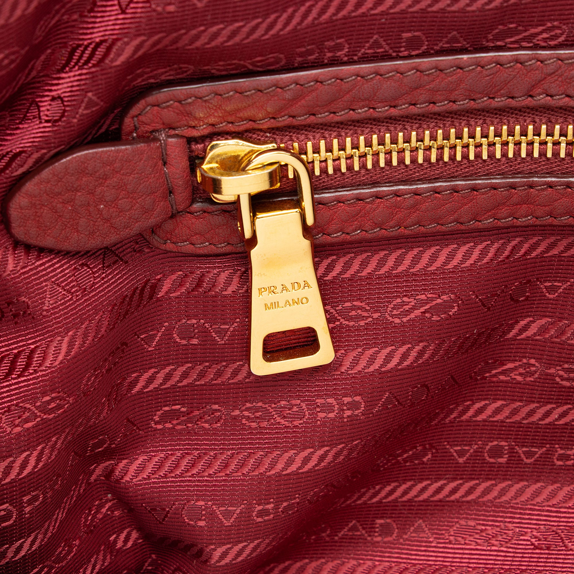 Prada Vitello Daino Satchel (SHF-yhwCjz)