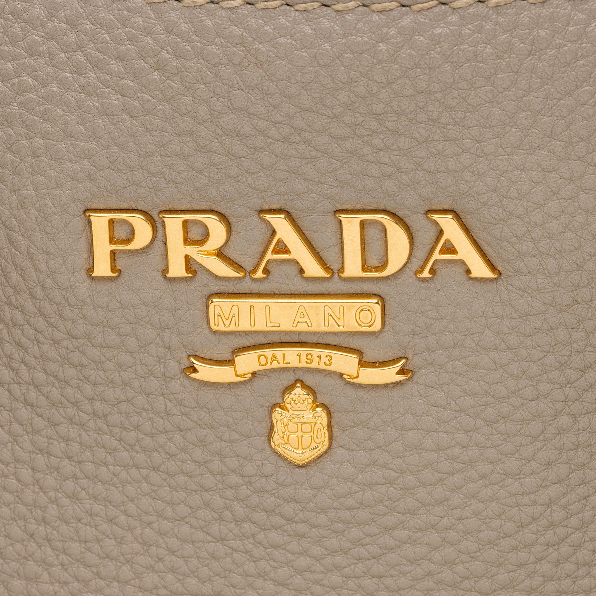 Prada Vitello Daino Tote (SHF-OaeyYr)