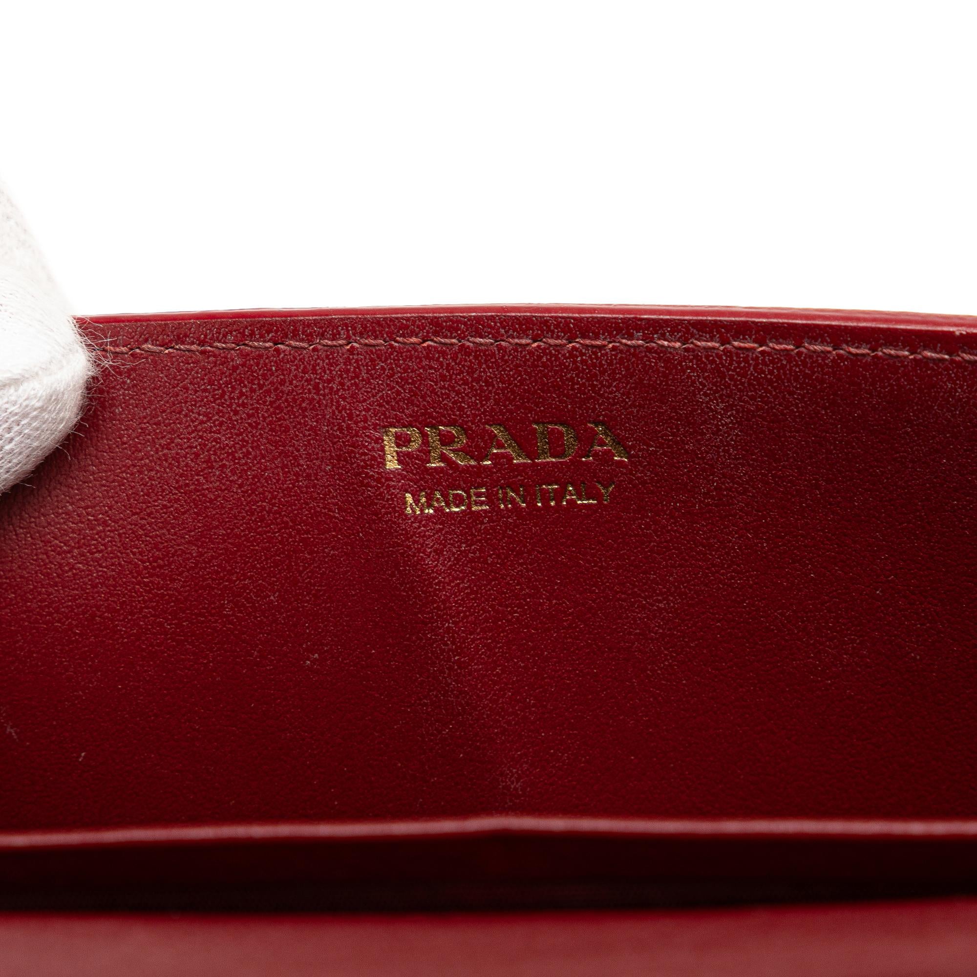 Prada Vitello Move Wallet On Chain