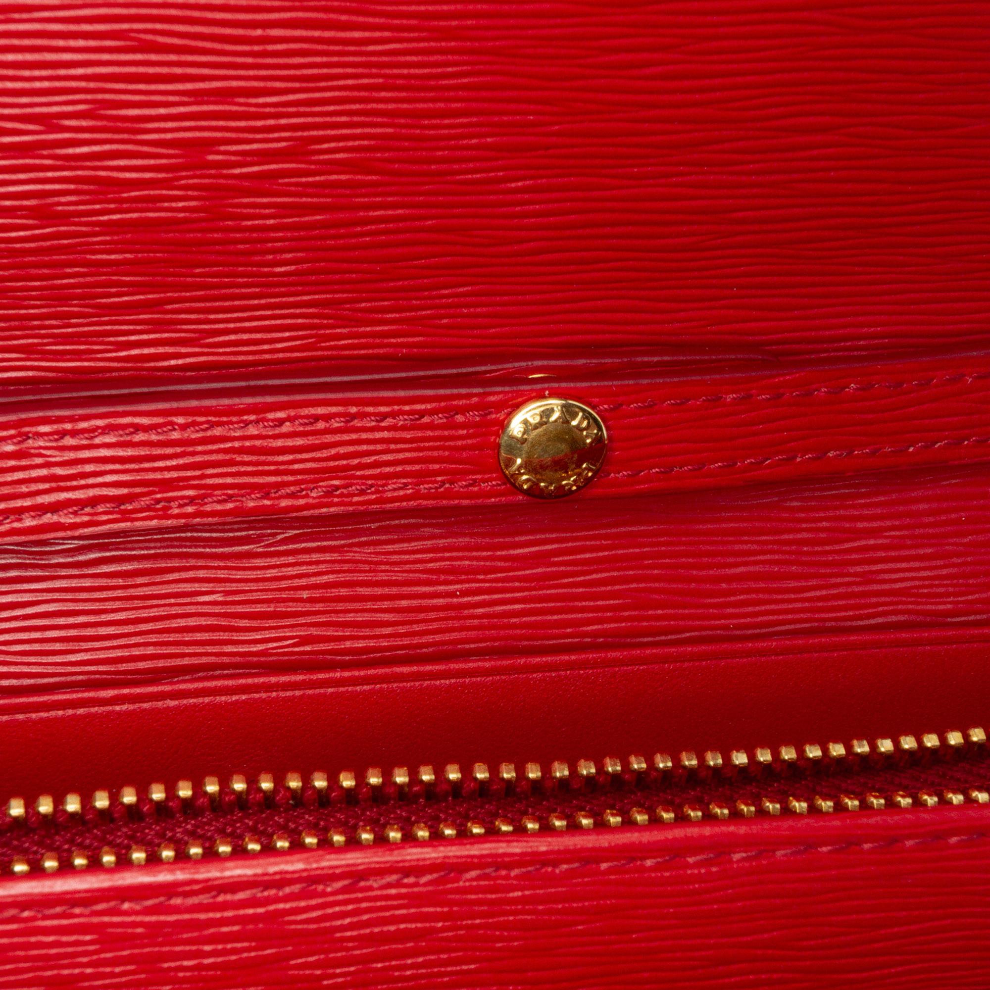 Prada Vitello Move Wallet on Chain