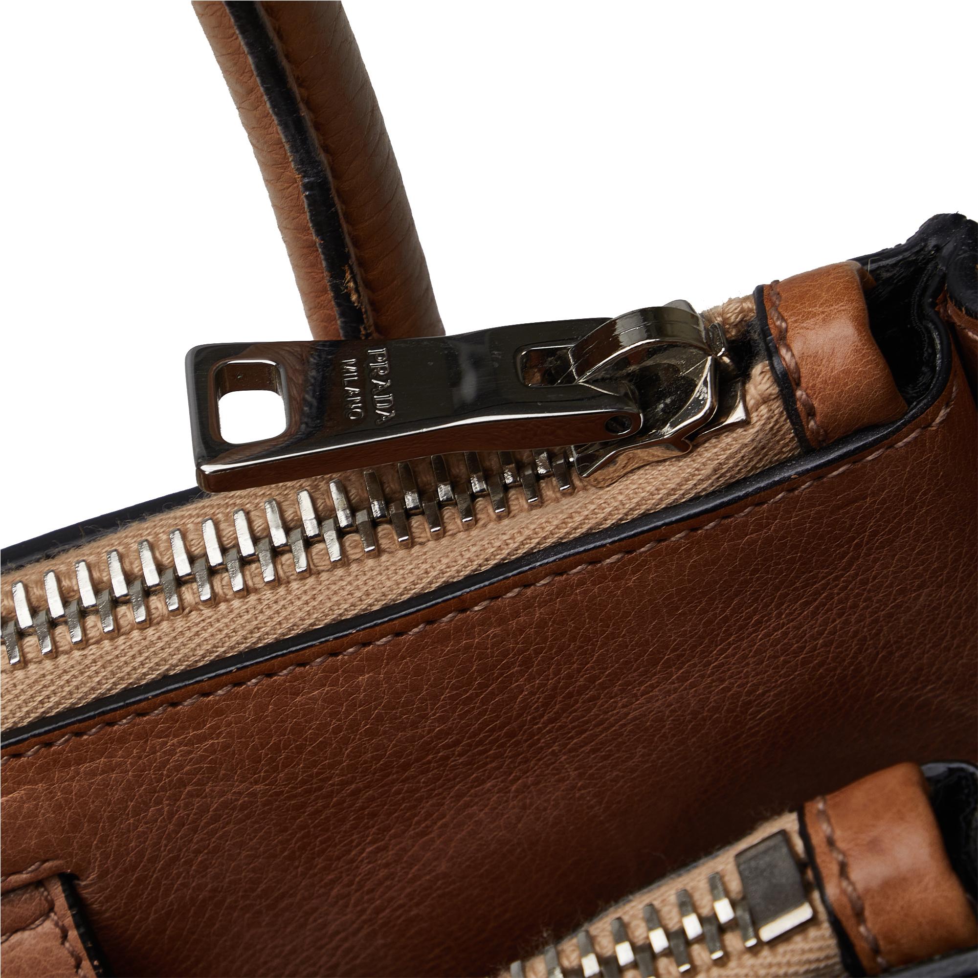 Prada Vitello Twin Pocket (SHG-SQuPRD)