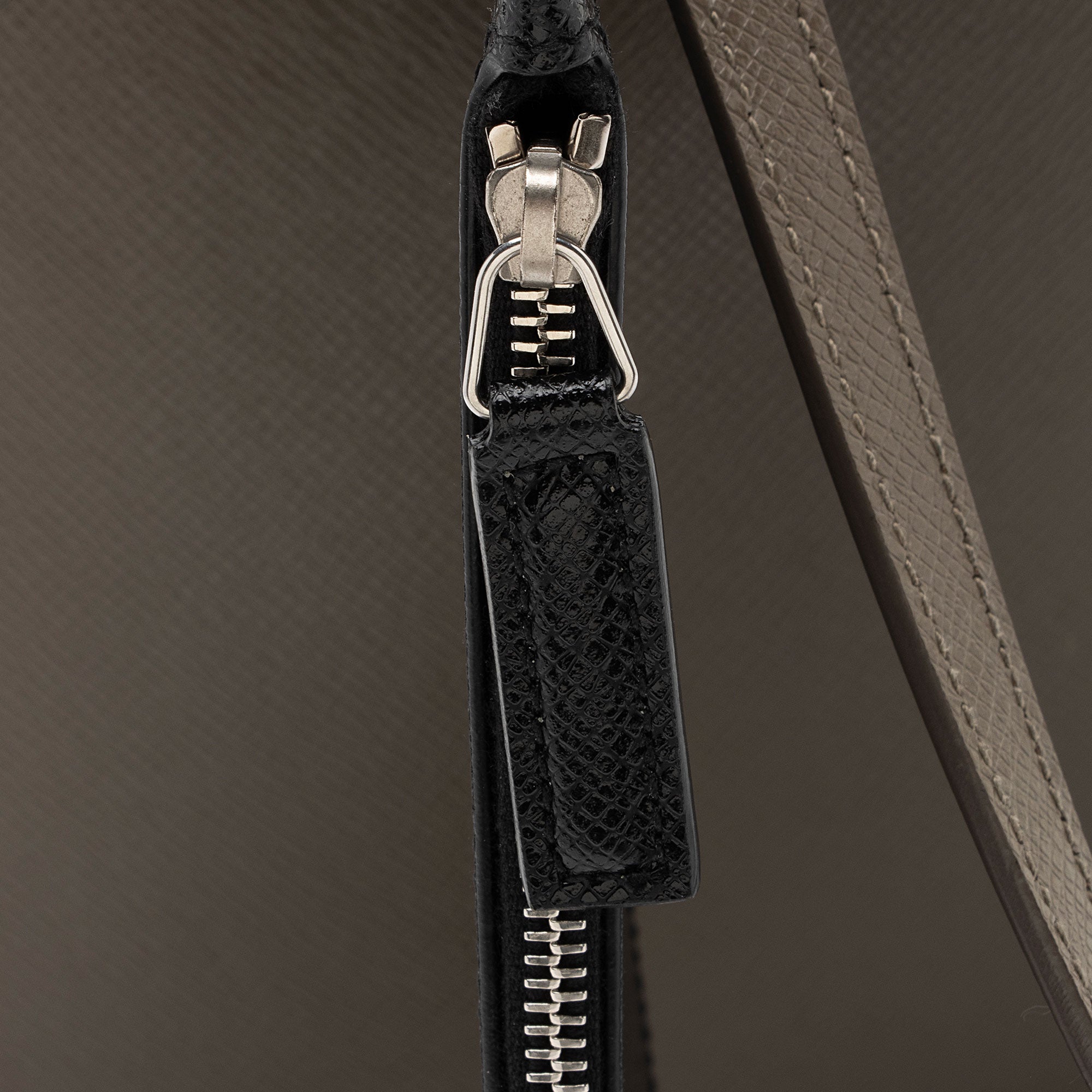 Saint Laurent Boucle Embossed Leather Shopping Tote (SHF-3yPQcN)