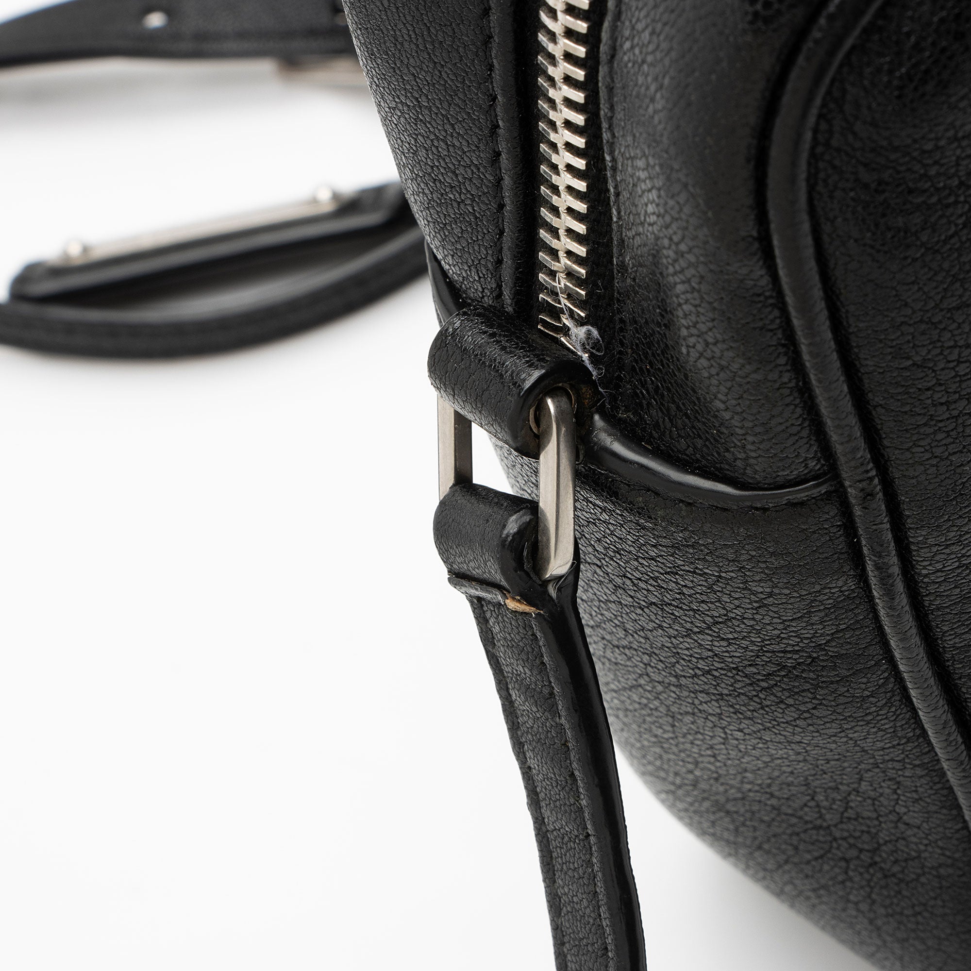 Saint Laurent Leather Monogram Lou Camera Bag (SHF-whAoB5)