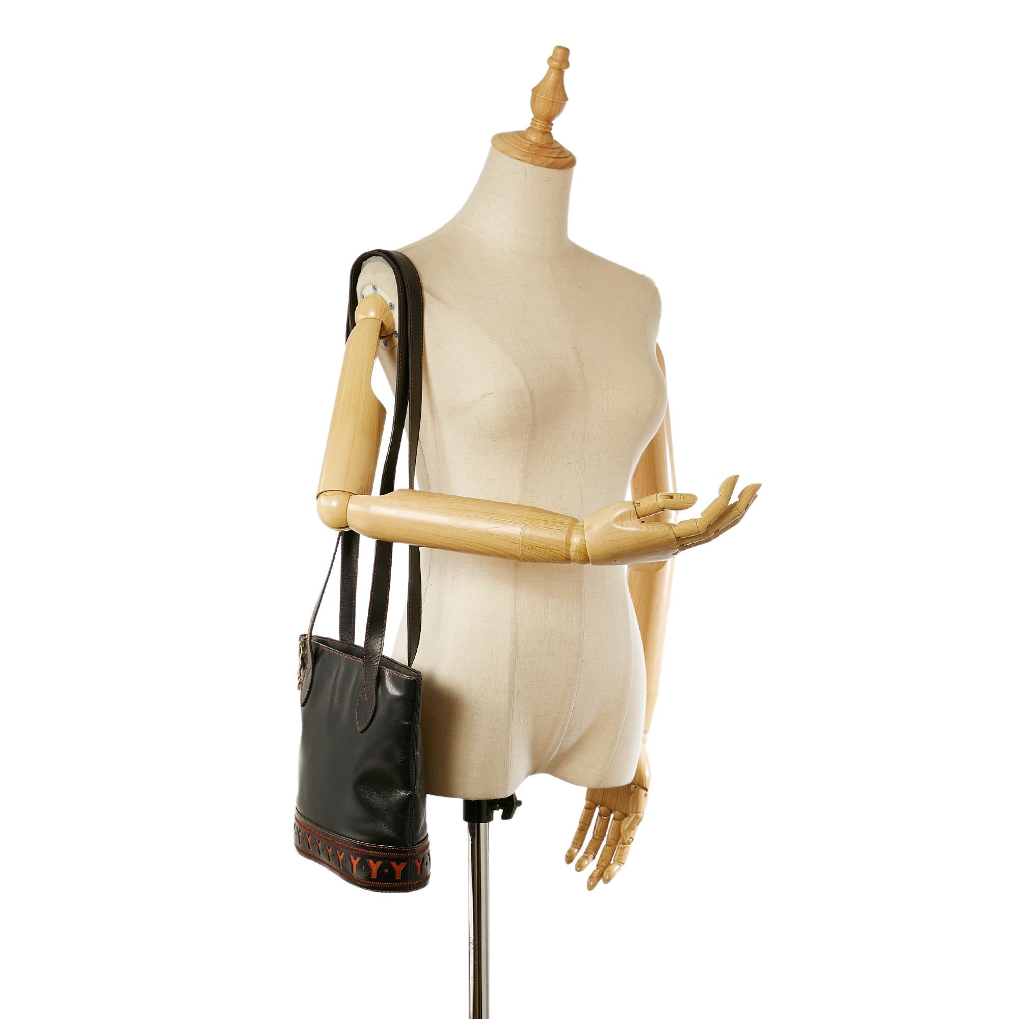 Saint Laurent Leather Shoulder Bag (SHG-23786)