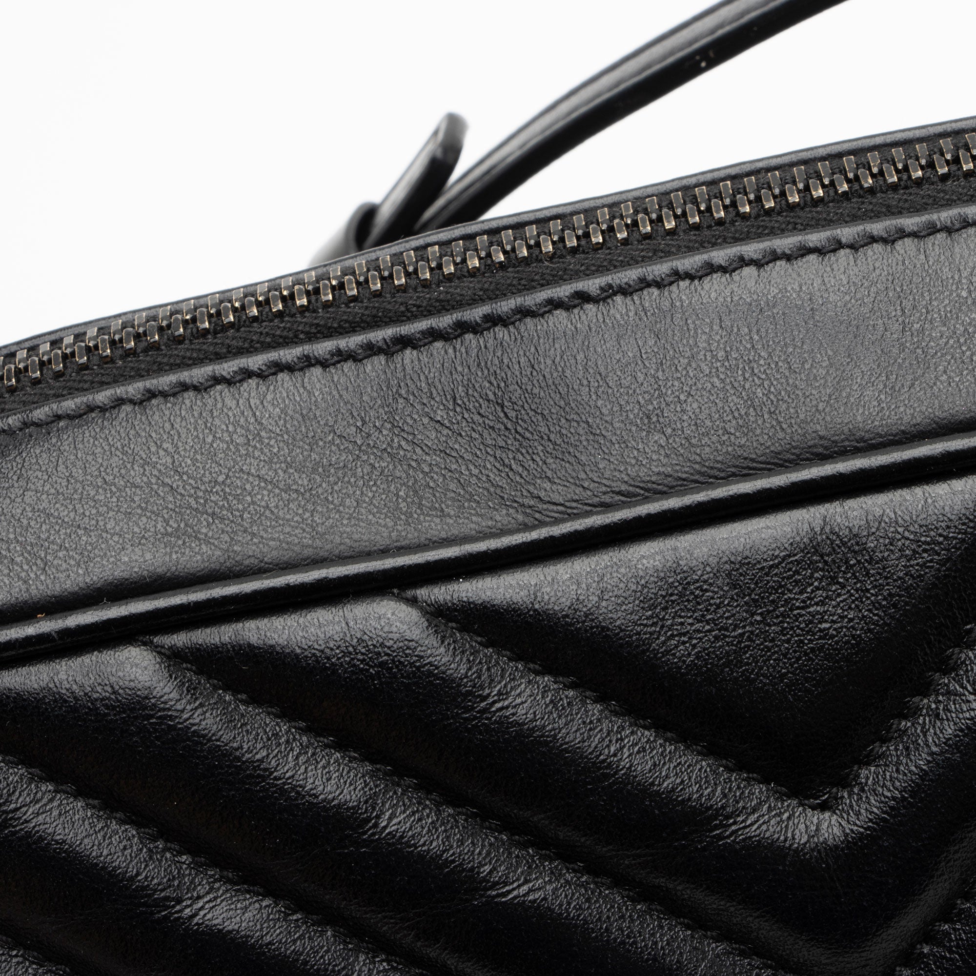 Saint Laurent Matelasse Calfskin Monogram Lou Camera Bag (SHF-hlZNvk)