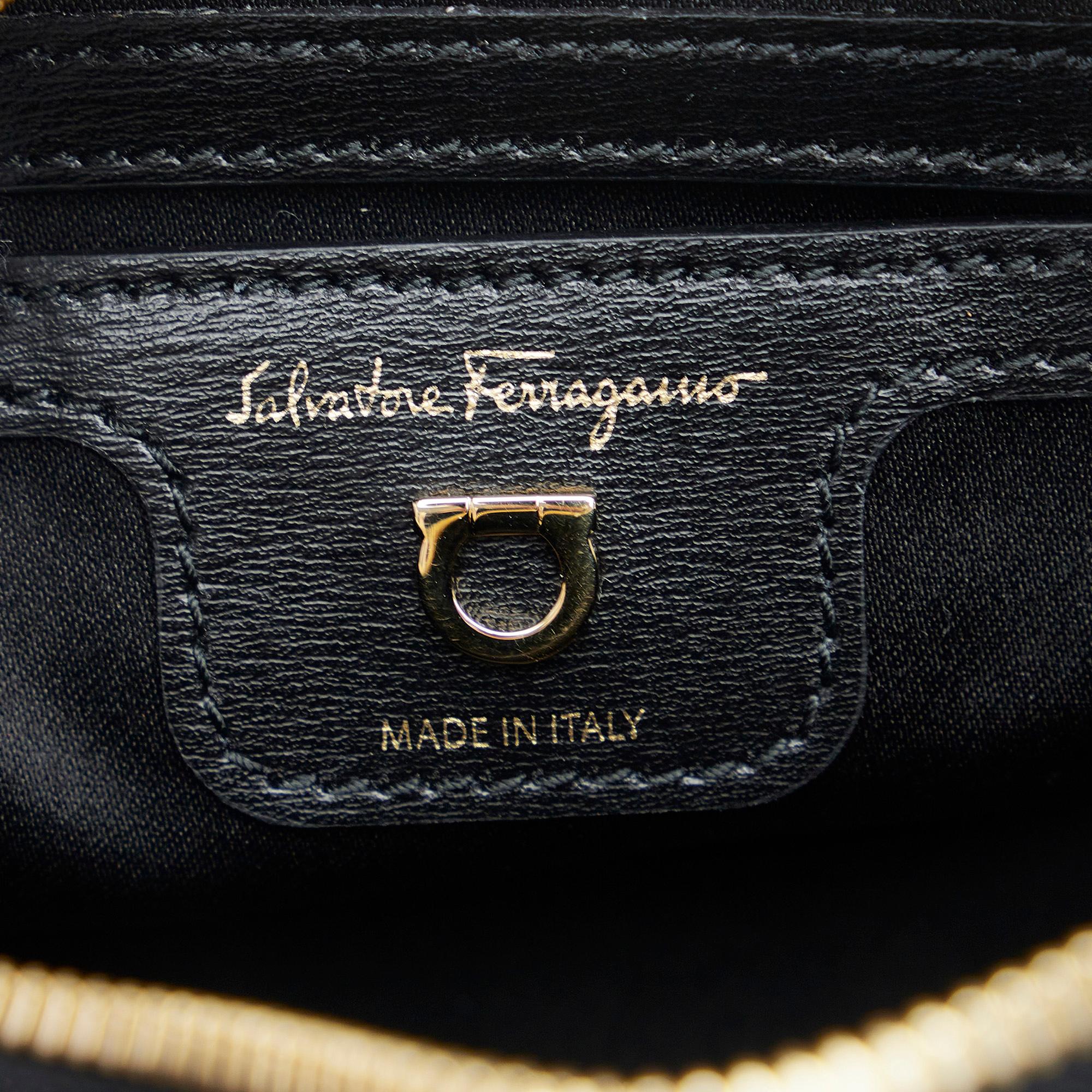 Salvatore Ferragamo Gancini Camera Bag (SHG-7vjBBl)