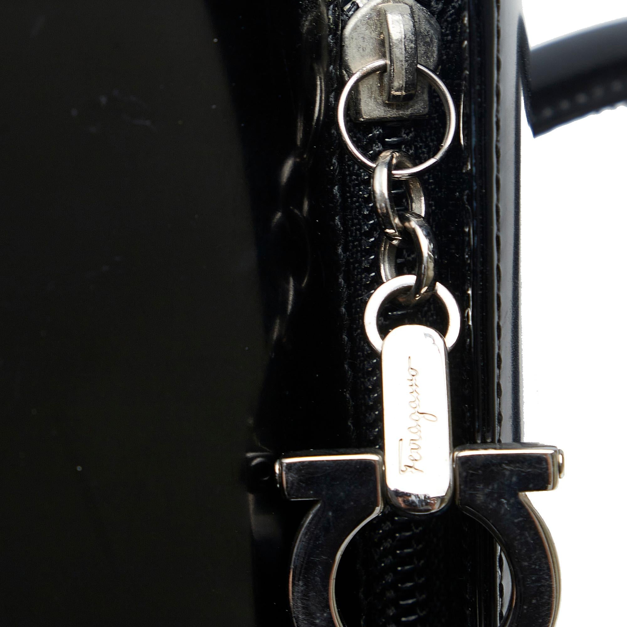 Salvatore Ferragamo Gancini Handbag (SHG-AvJGbf)