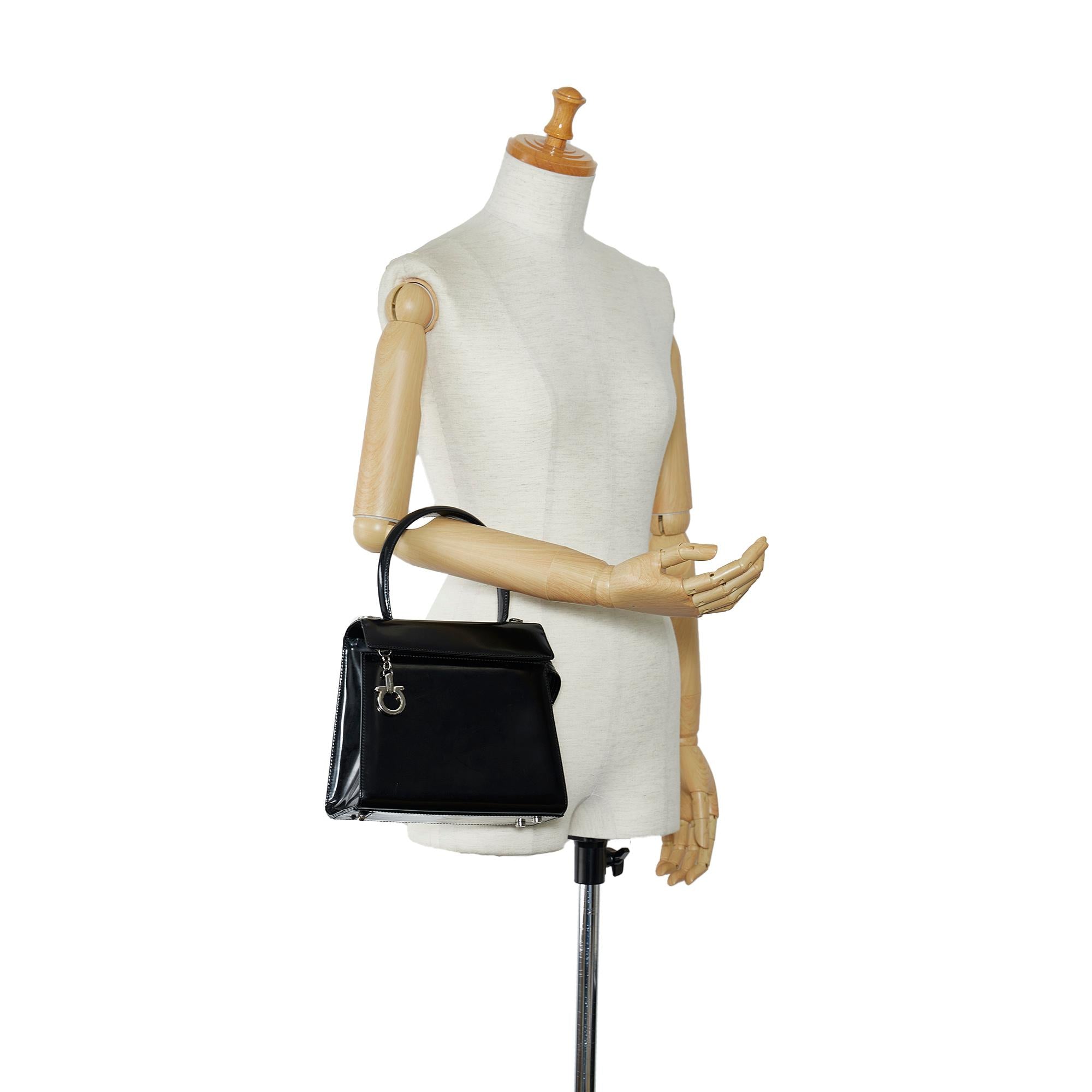 Salvatore Ferragamo Gancini Handbag (SHG-AvJGbf)