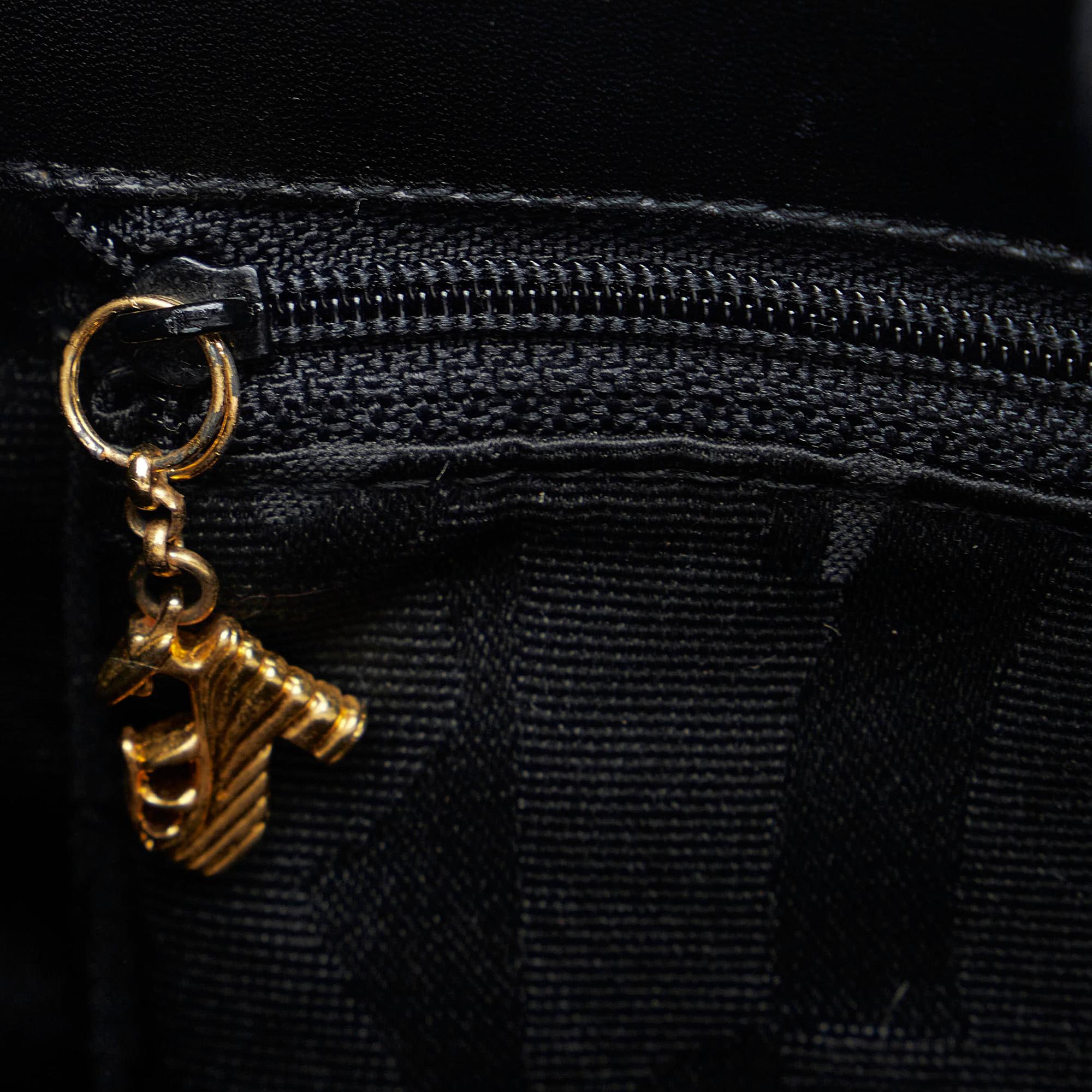 Salvatore Ferragamo Gancini Shoulder Bag (SHG-UAUqik)