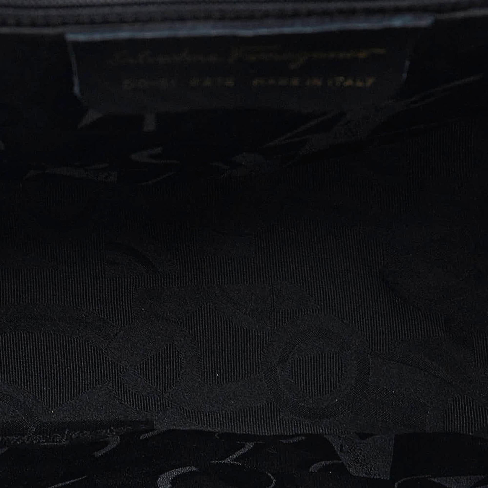 Salvatore Ferragamo Gancini Shoulder Bag (SHG-UAUqik)