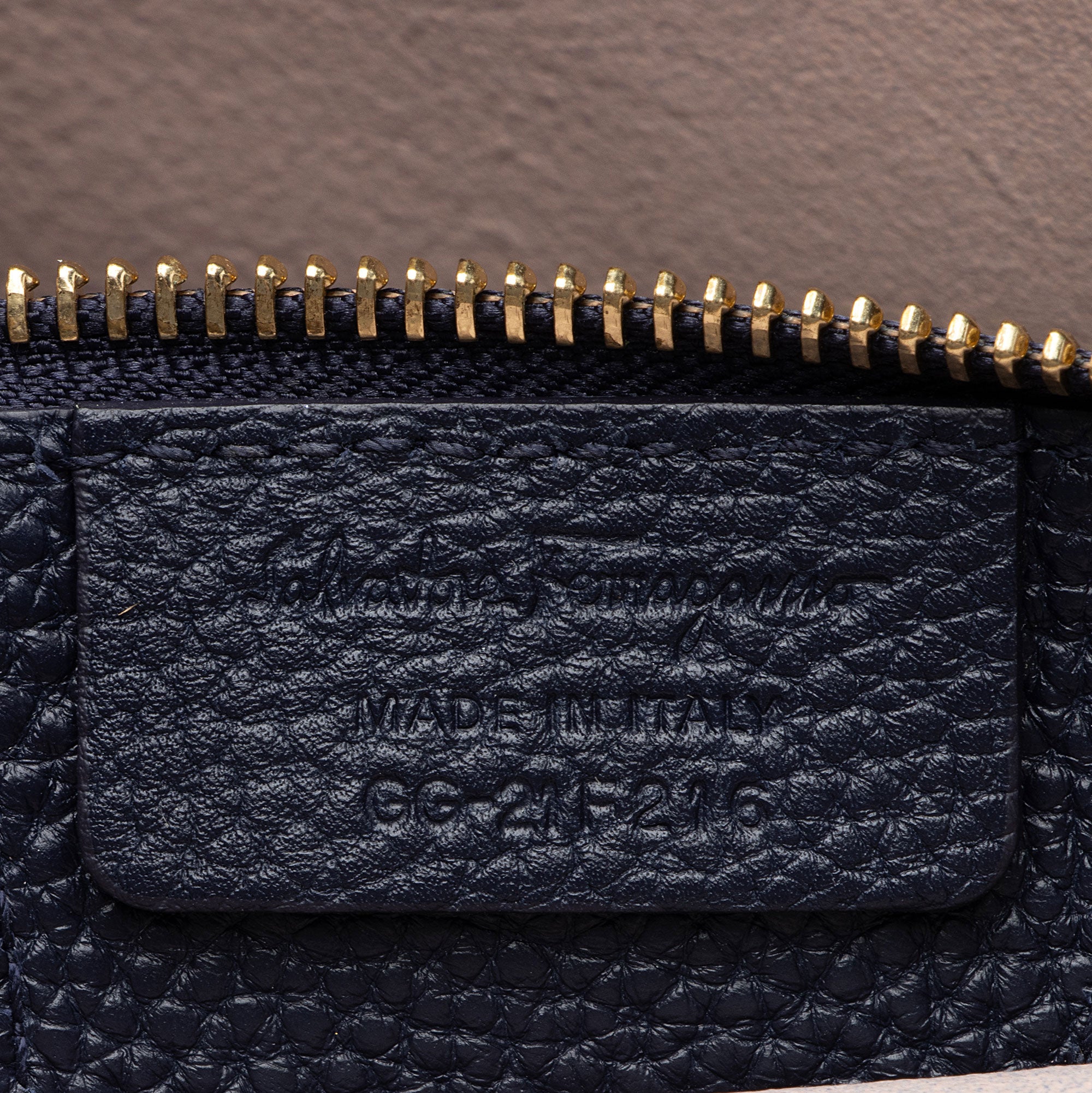 Salvatore Ferragamo Leather Amy Medium Tote (SHF-J5CP1u)