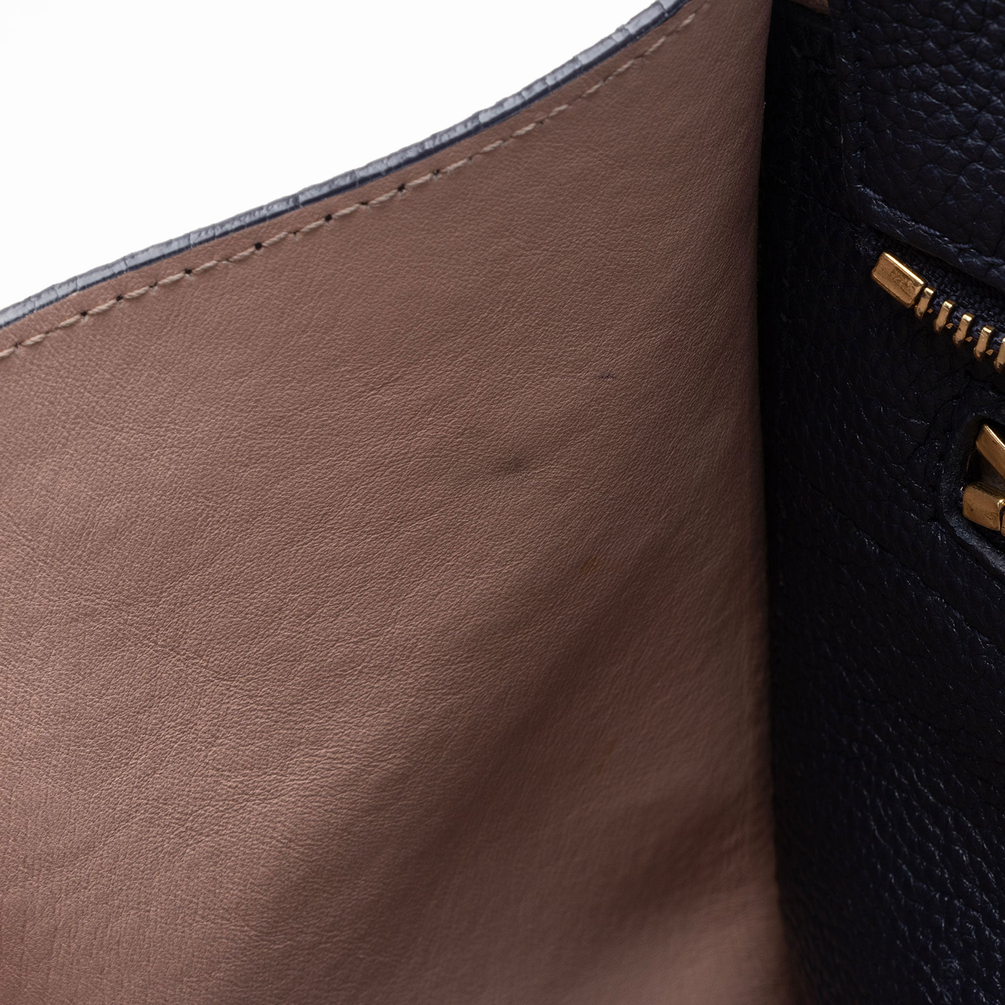 Salvatore Ferragamo Leather Amy Medium Tote (SHF-J5CP1u)