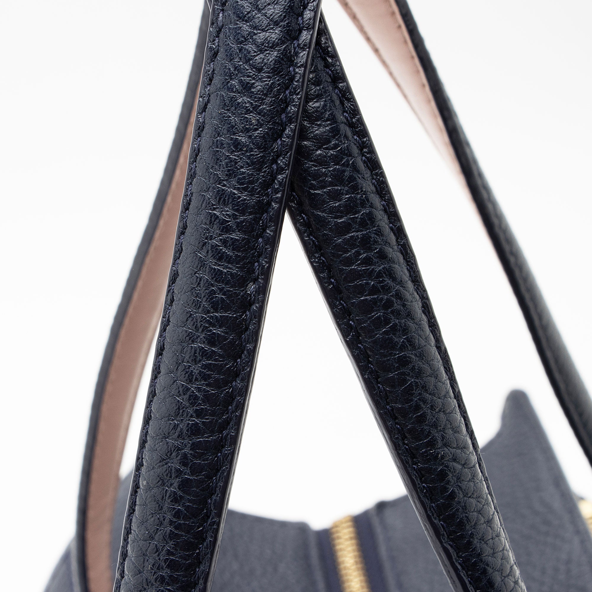 Salvatore Ferragamo Leather Amy Medium Tote (SHF-J5CP1u)