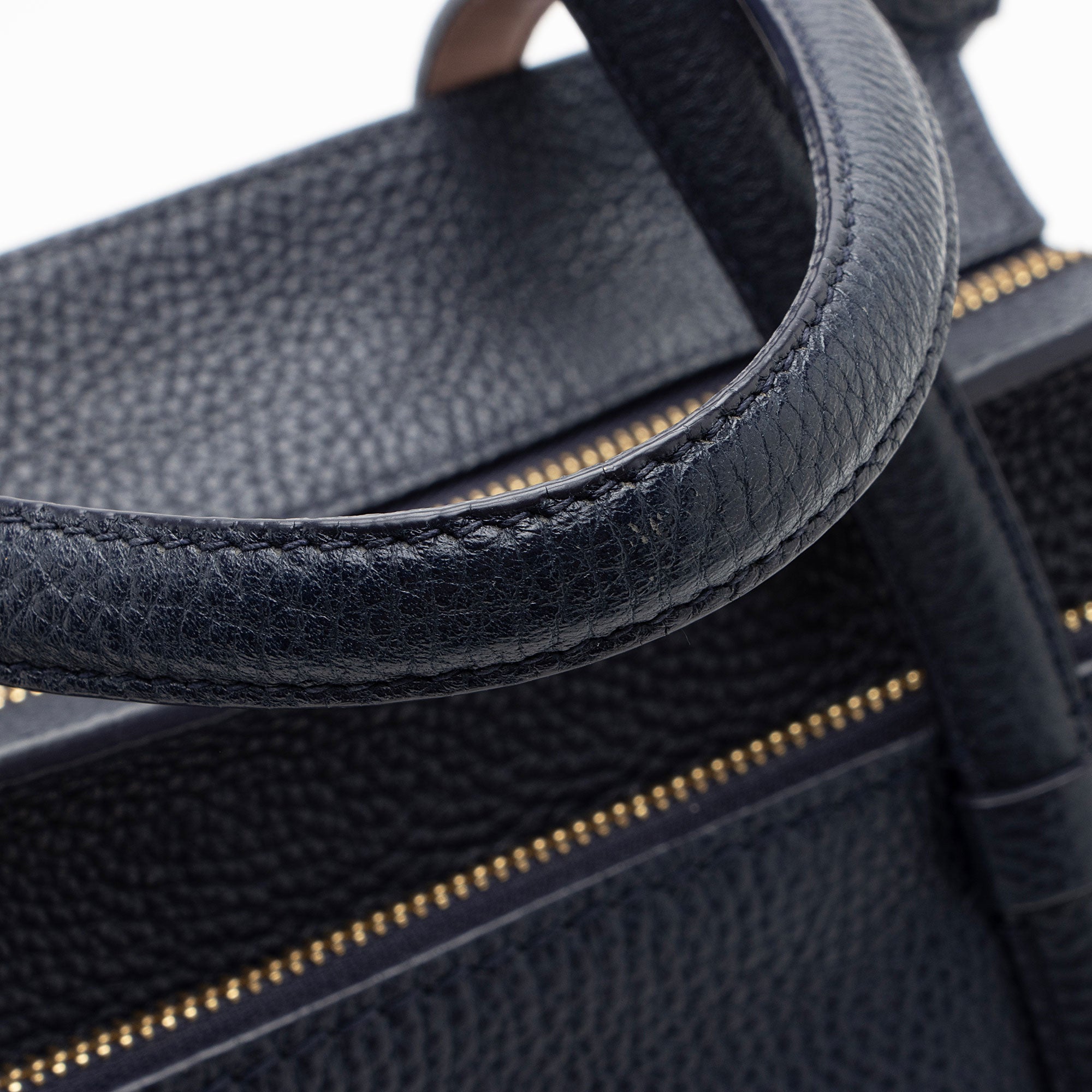 Salvatore Ferragamo Leather Amy Medium Tote (SHF-J5CP1u)