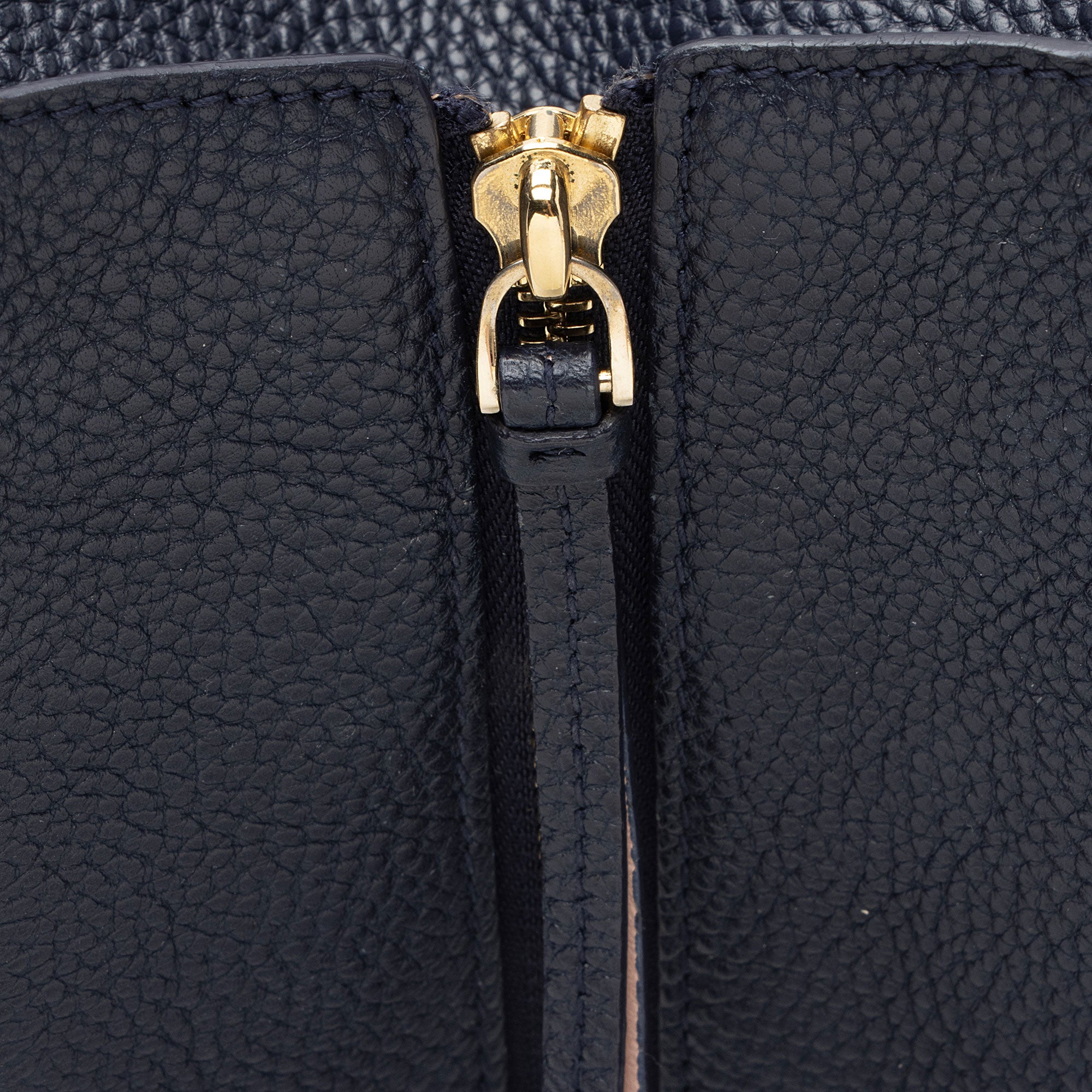 Salvatore Ferragamo Leather Amy Medium Tote (SHF-J5CP1u)