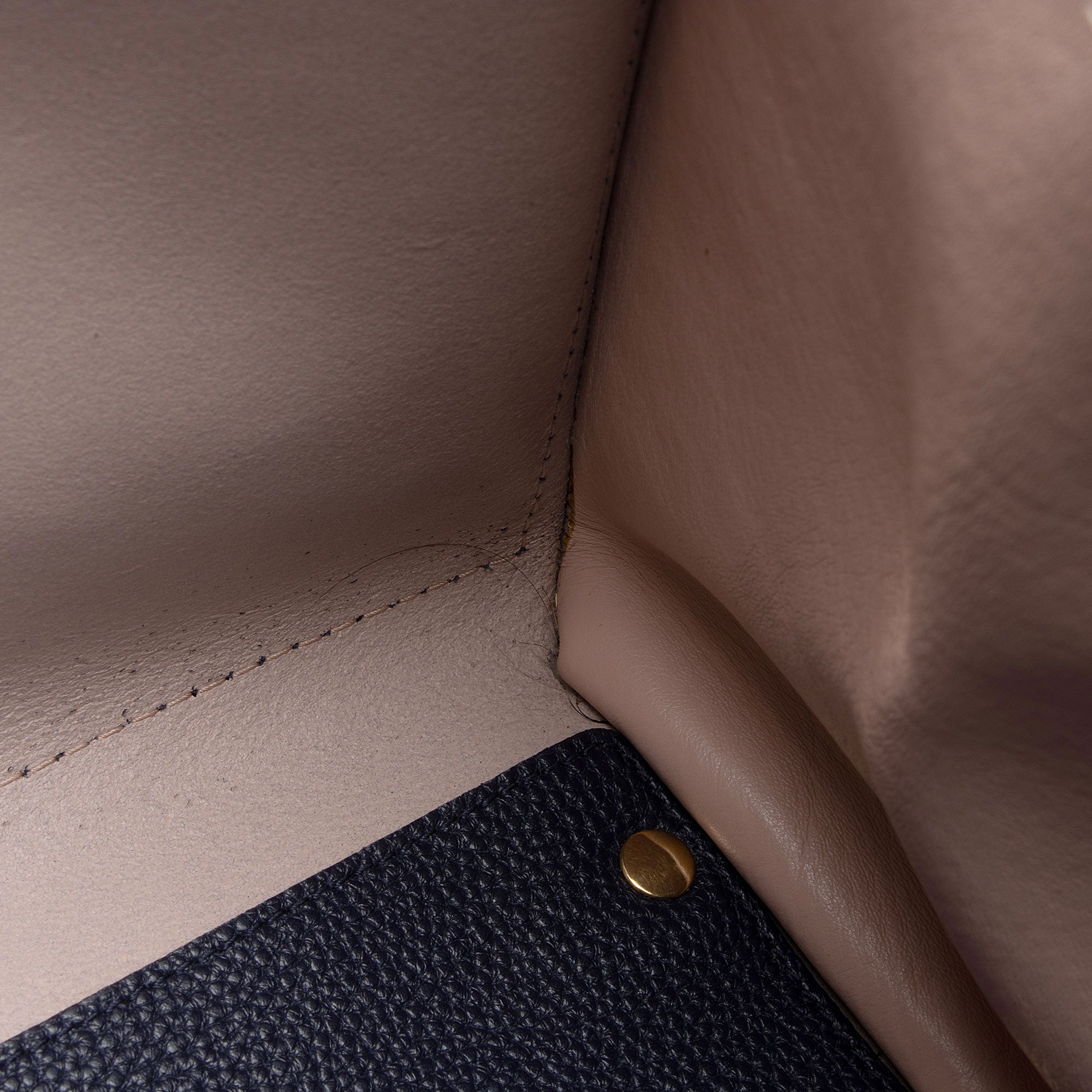 Salvatore Ferragamo Leather Amy Medium Tote (SHF-J5CP1u)