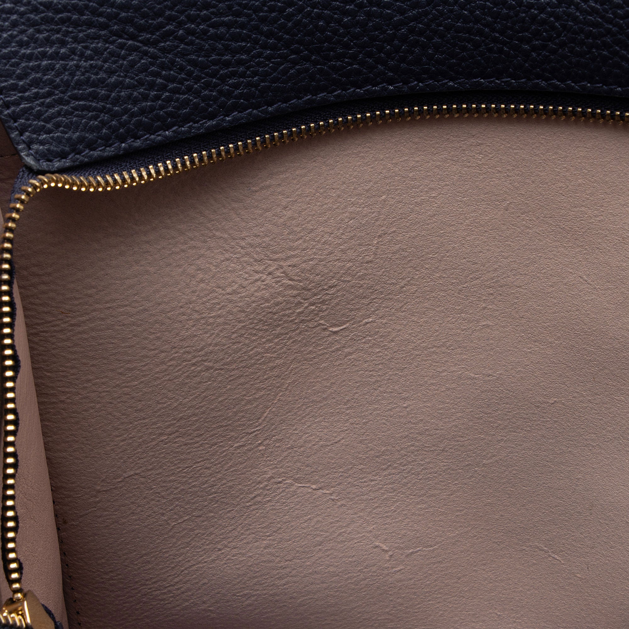 Salvatore Ferragamo Leather Amy Medium Tote (SHF-J5CP1u)