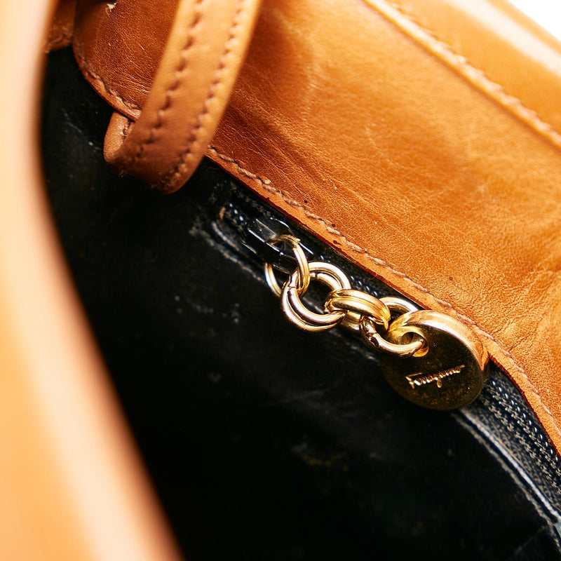 Salvatore Ferragamo Leather Crossbody Bag (SHG-gYko0p)