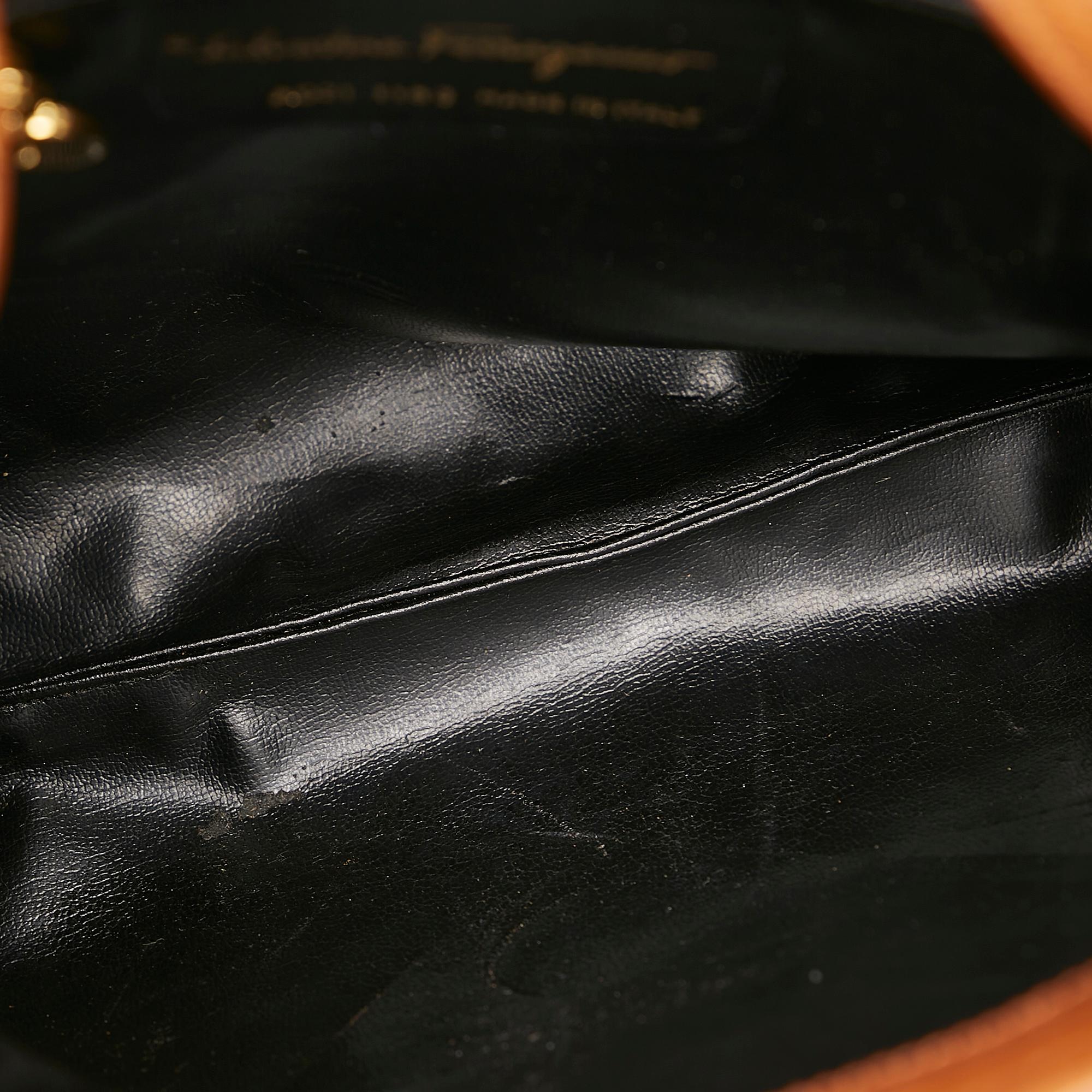 Salvatore Ferragamo Leather Crossbody Bag (SHG-gYko0p)