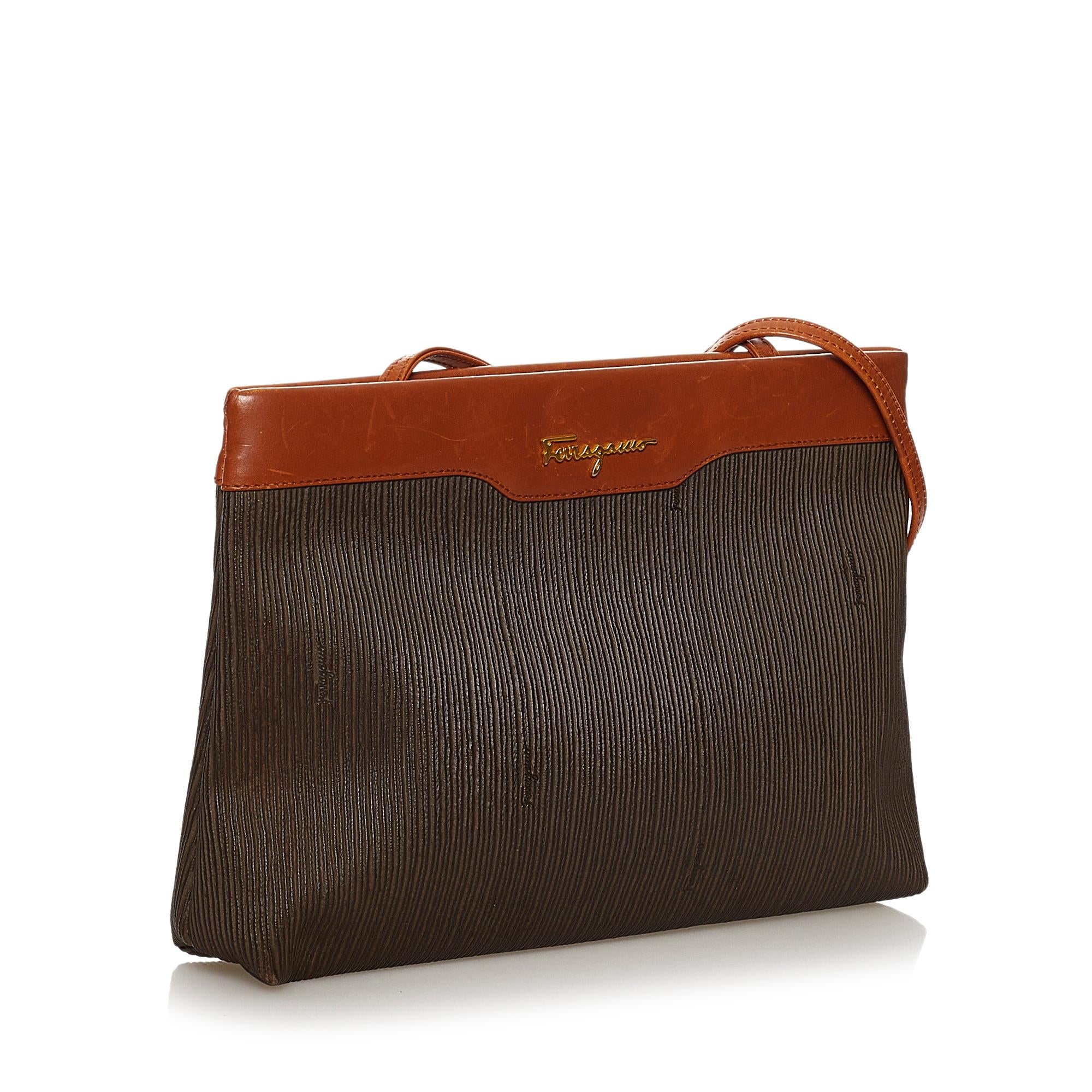 Salvatore Ferragamo Leather Crossbody Bag (SHG-gYko0p)