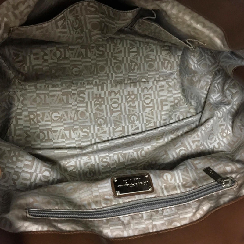 Salvatore Ferragamo Leather Handbag (SHG-zMZIq4)