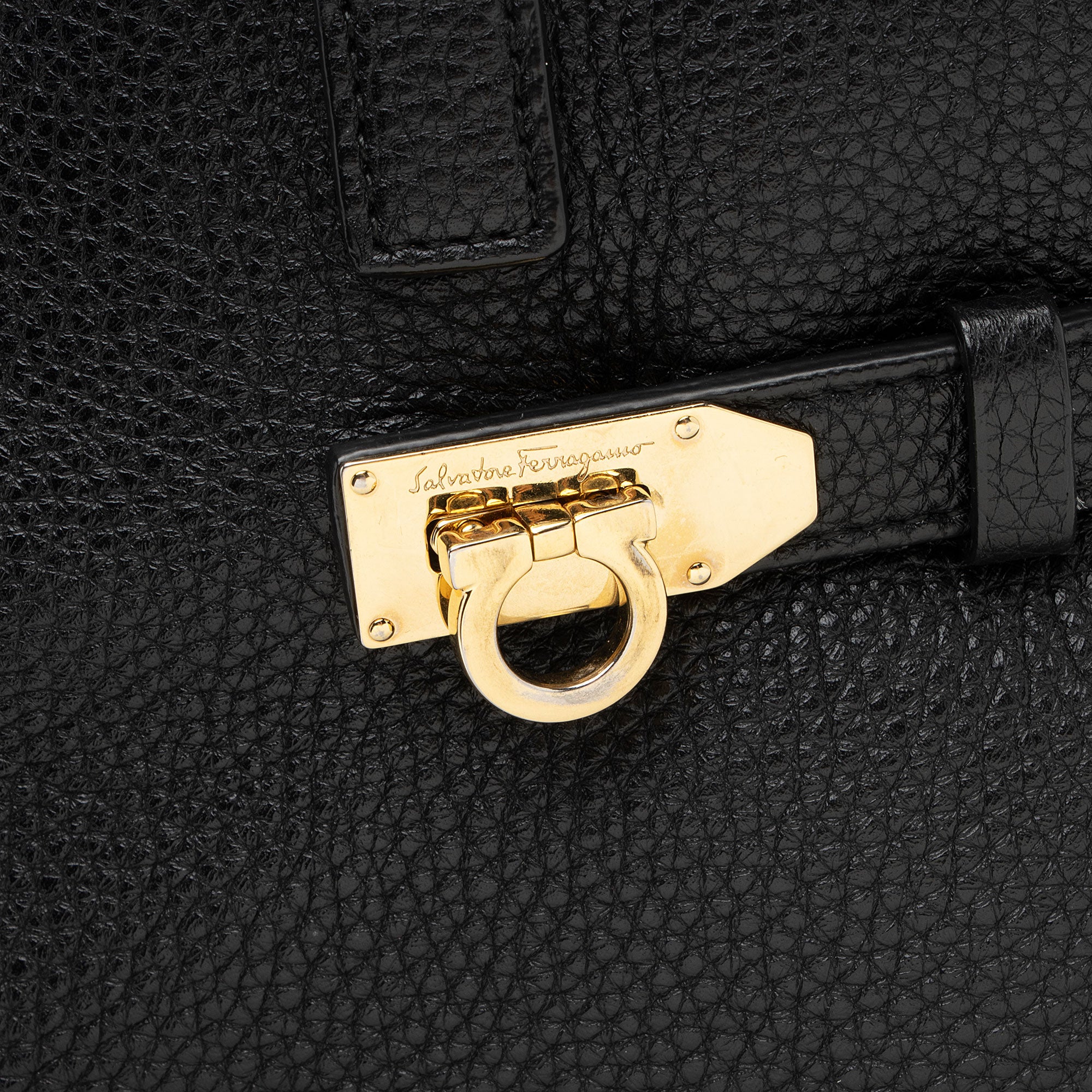 Salvatore Ferragamo Leather Nencia Tote (SHF-8FNEBa)