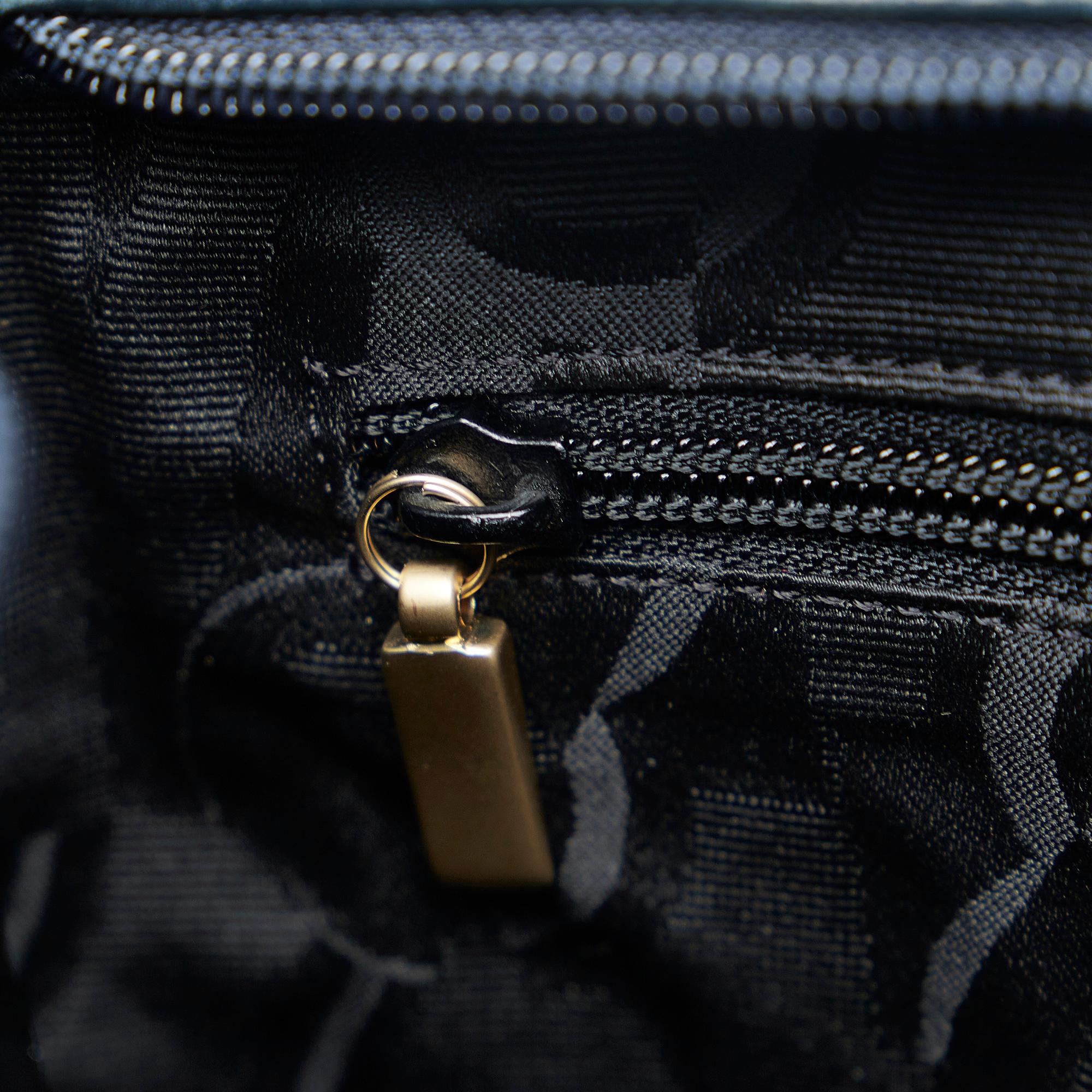 Salvatore Ferragamo Leather Shoulder Bag (SHG-nK1lGq)