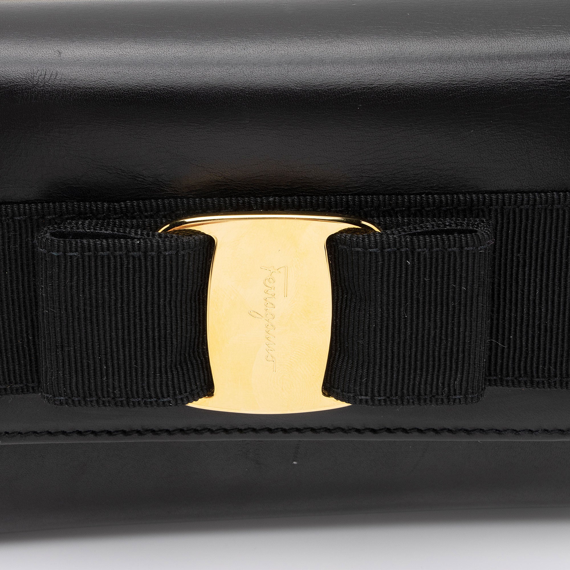 Salvatore Ferragamo Saffiano Miss Vera Mini Bag (SHF-OrxEVw)