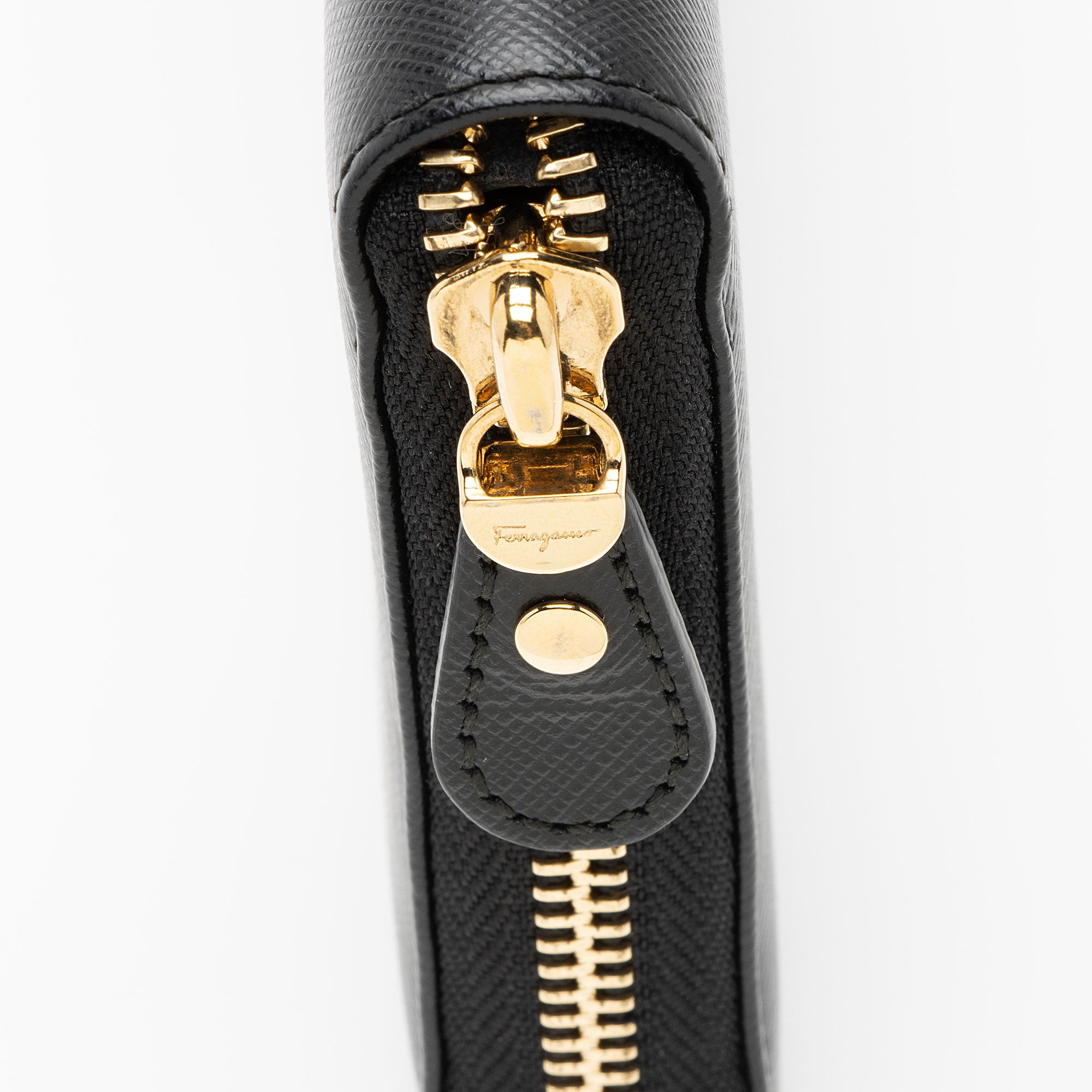 Salvatore Ferragamo Saffiano Gancini Zip Around Wallet (SHF-CftDCb)