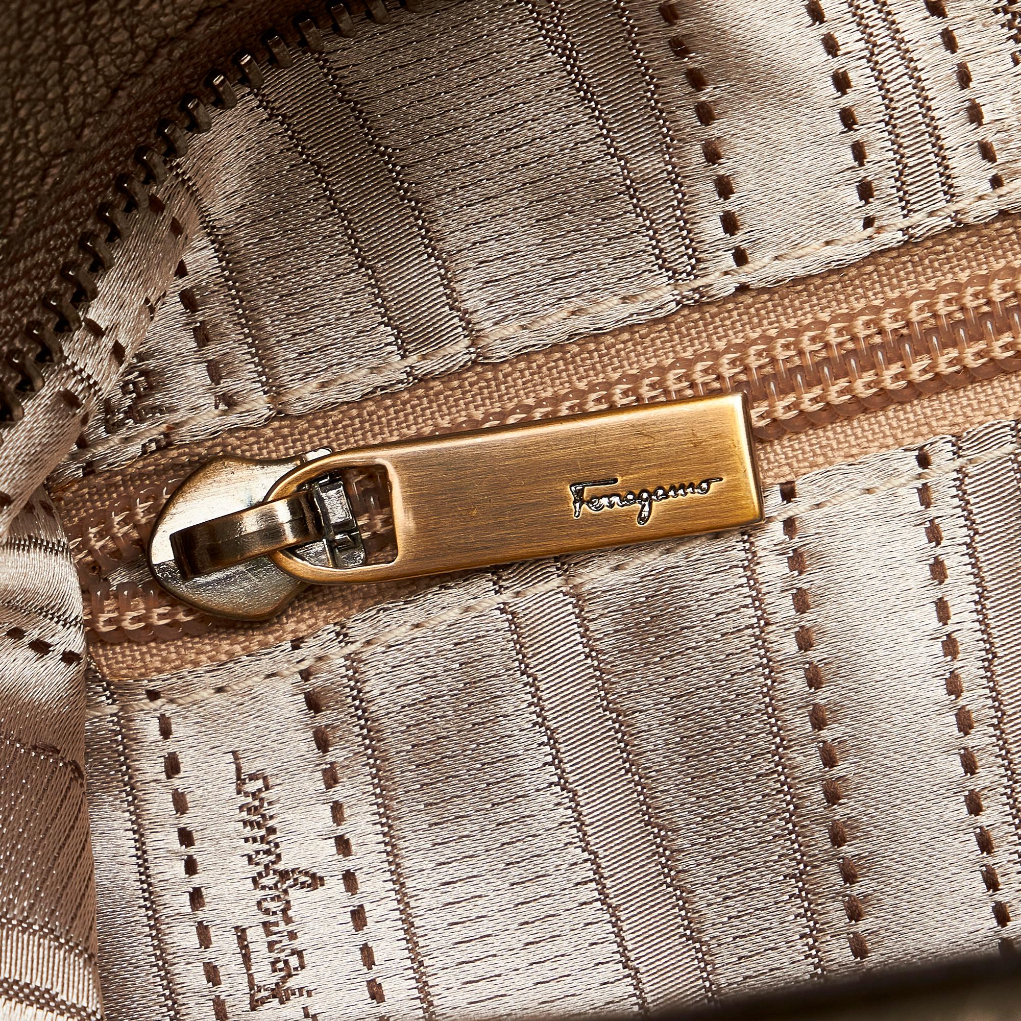 Salvatore Ferragamo Vara Handbag (SHG-1LYSQM)