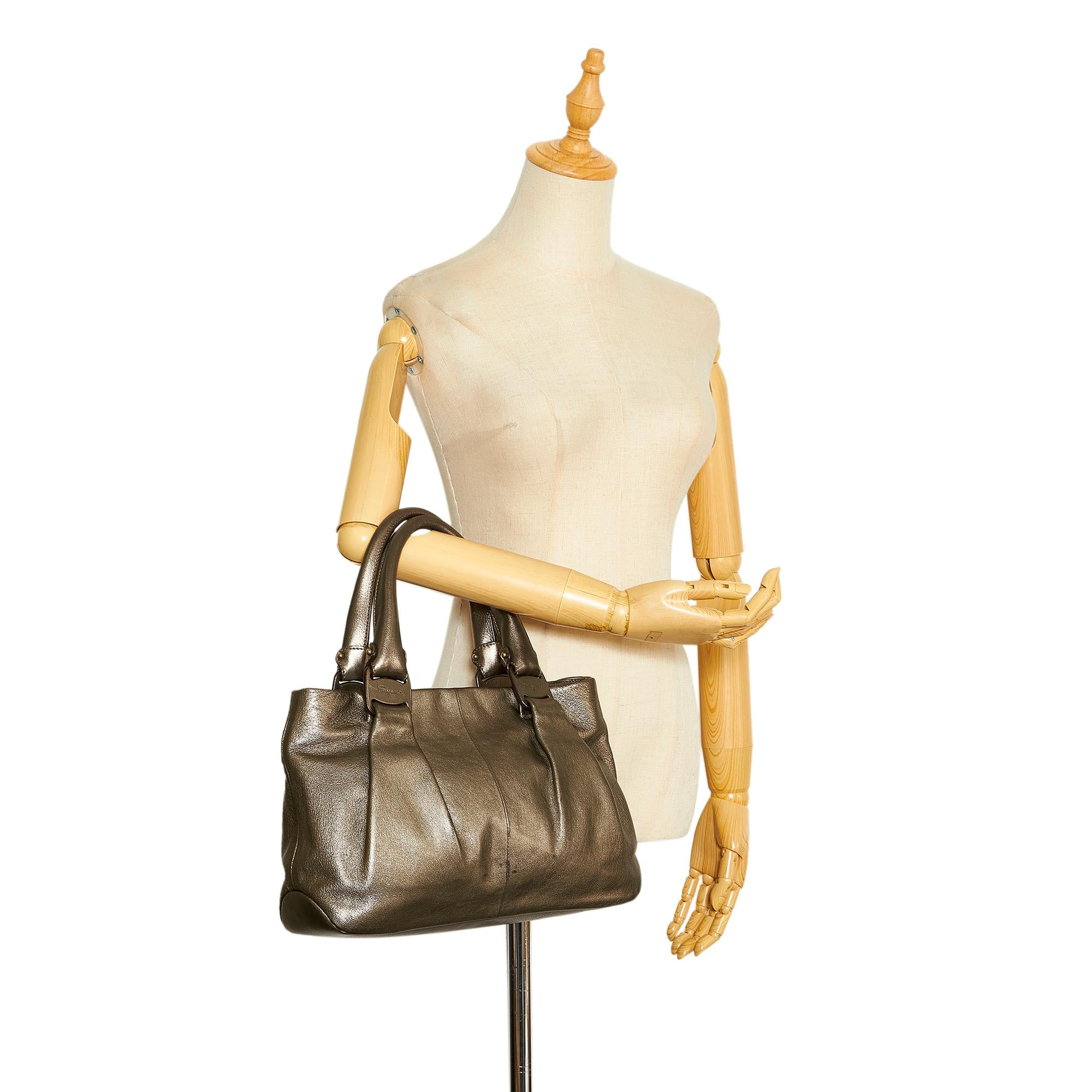 Salvatore Ferragamo Vara Handbag (SHG-1LYSQM)