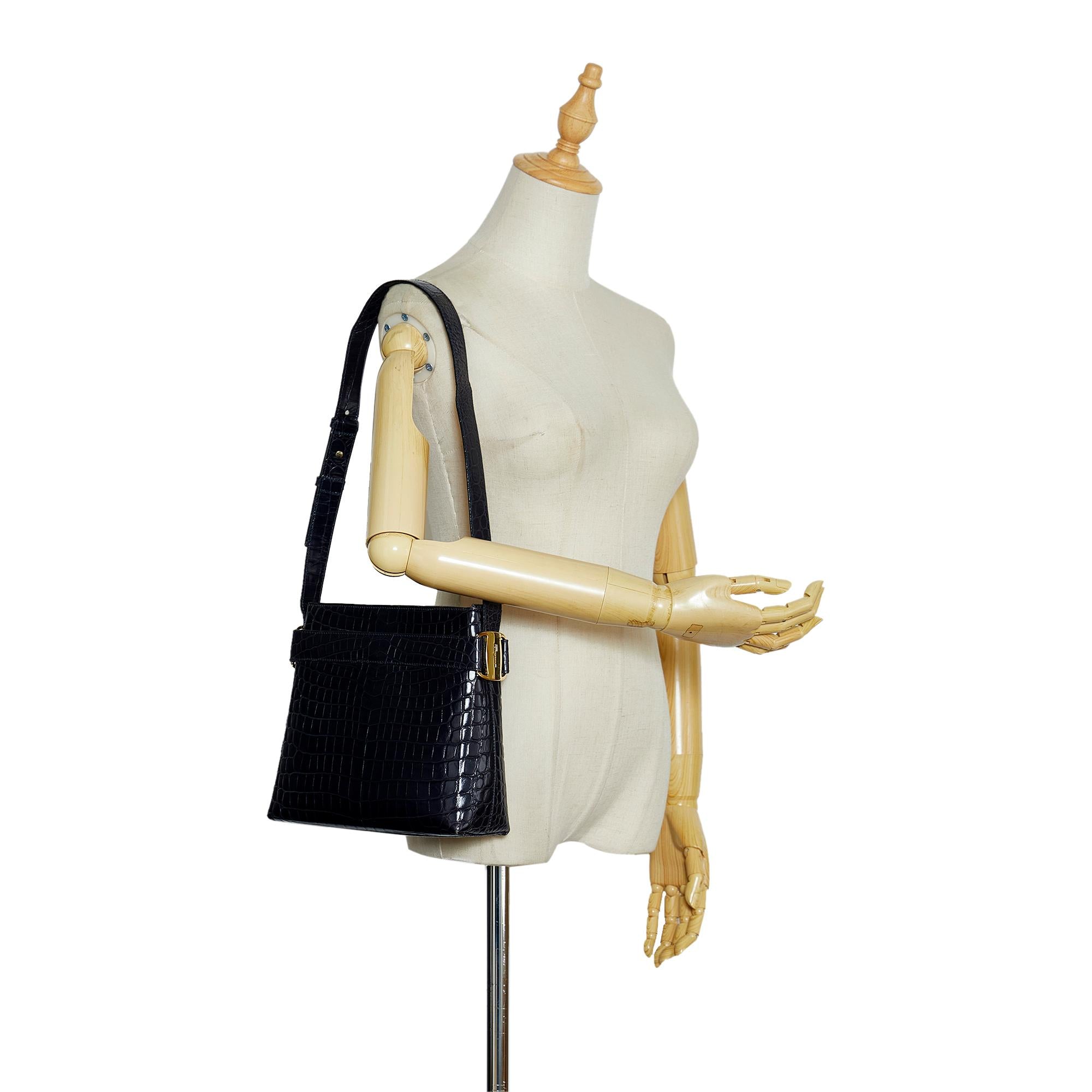 Salvatore Ferragamo Vara Shoulder Bag (SHG-GCxL97)