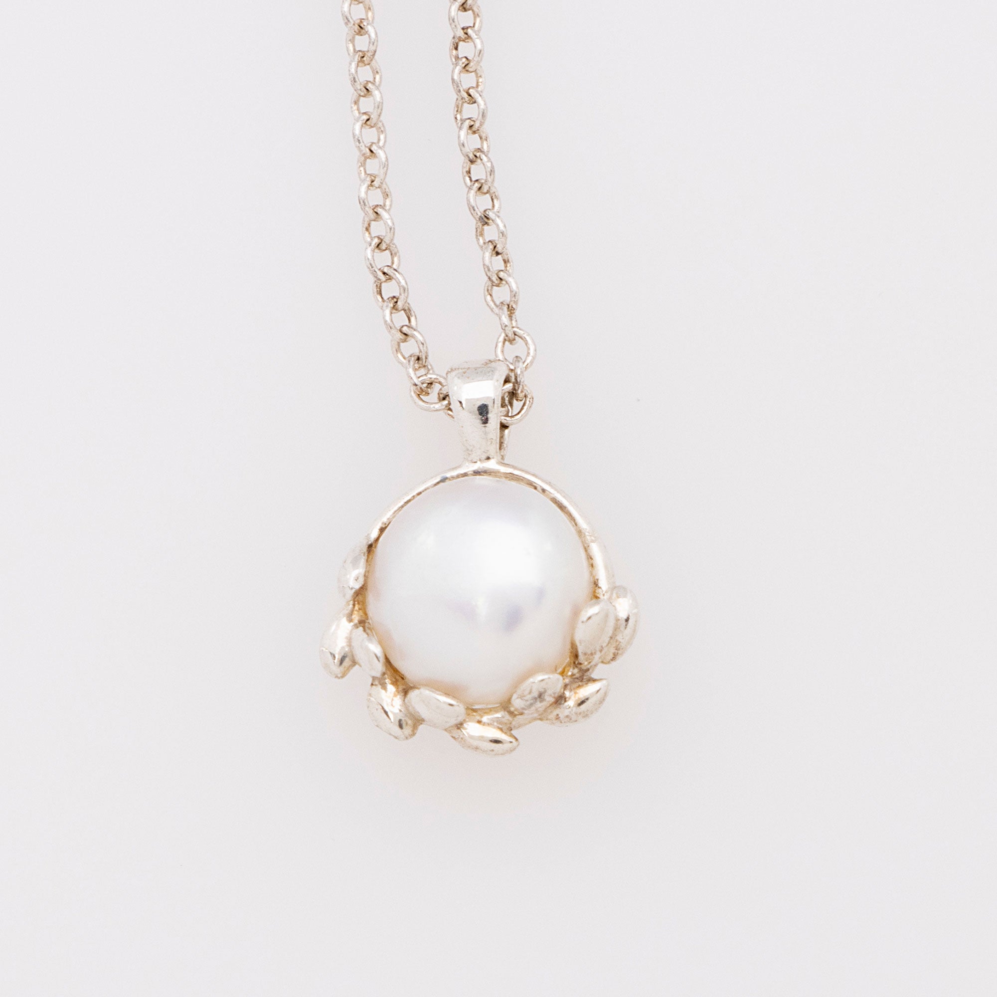 Tiffany & Co. Paloma Picasso Sterling Silver Pearl Olive Leaf Pendant Necklace (SHF-CkAre7)