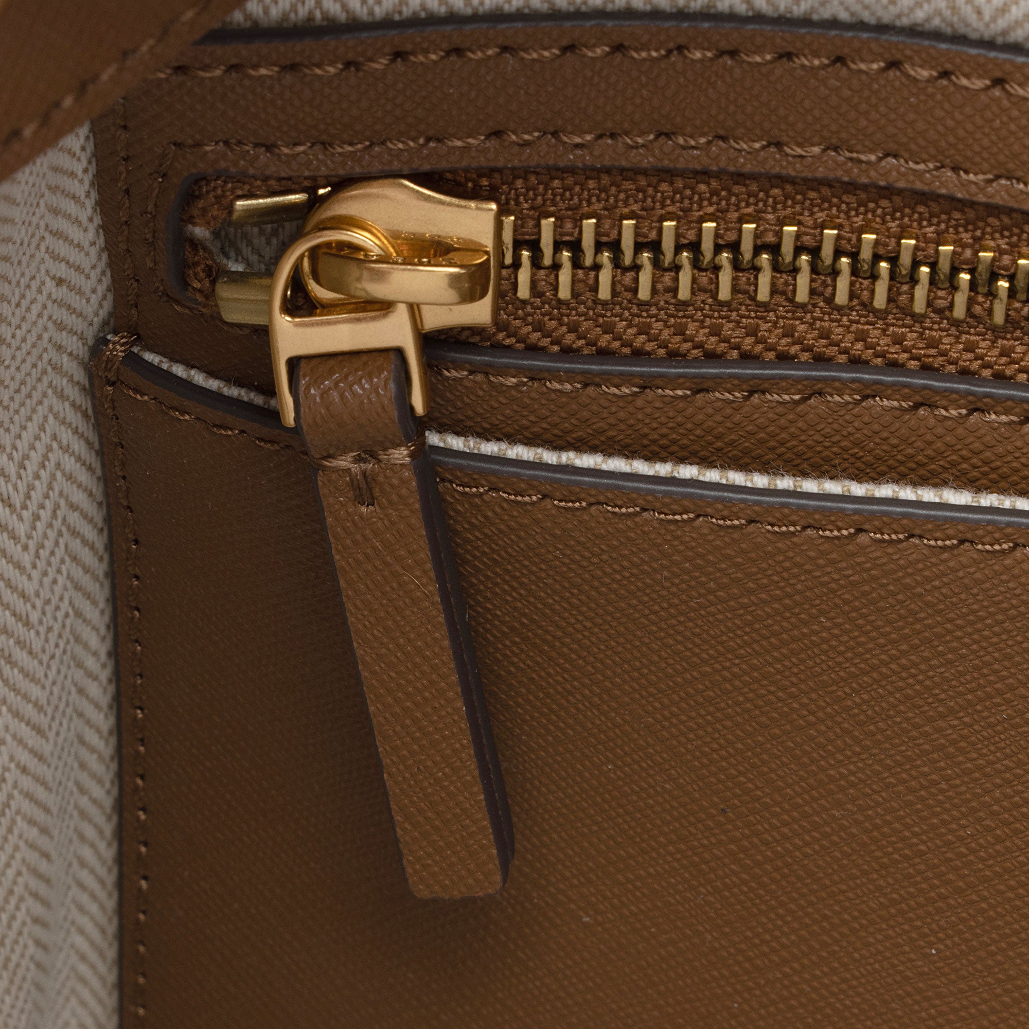 Tory Burch Leather Emerson Bucket Bag (SHF-QinDlT)