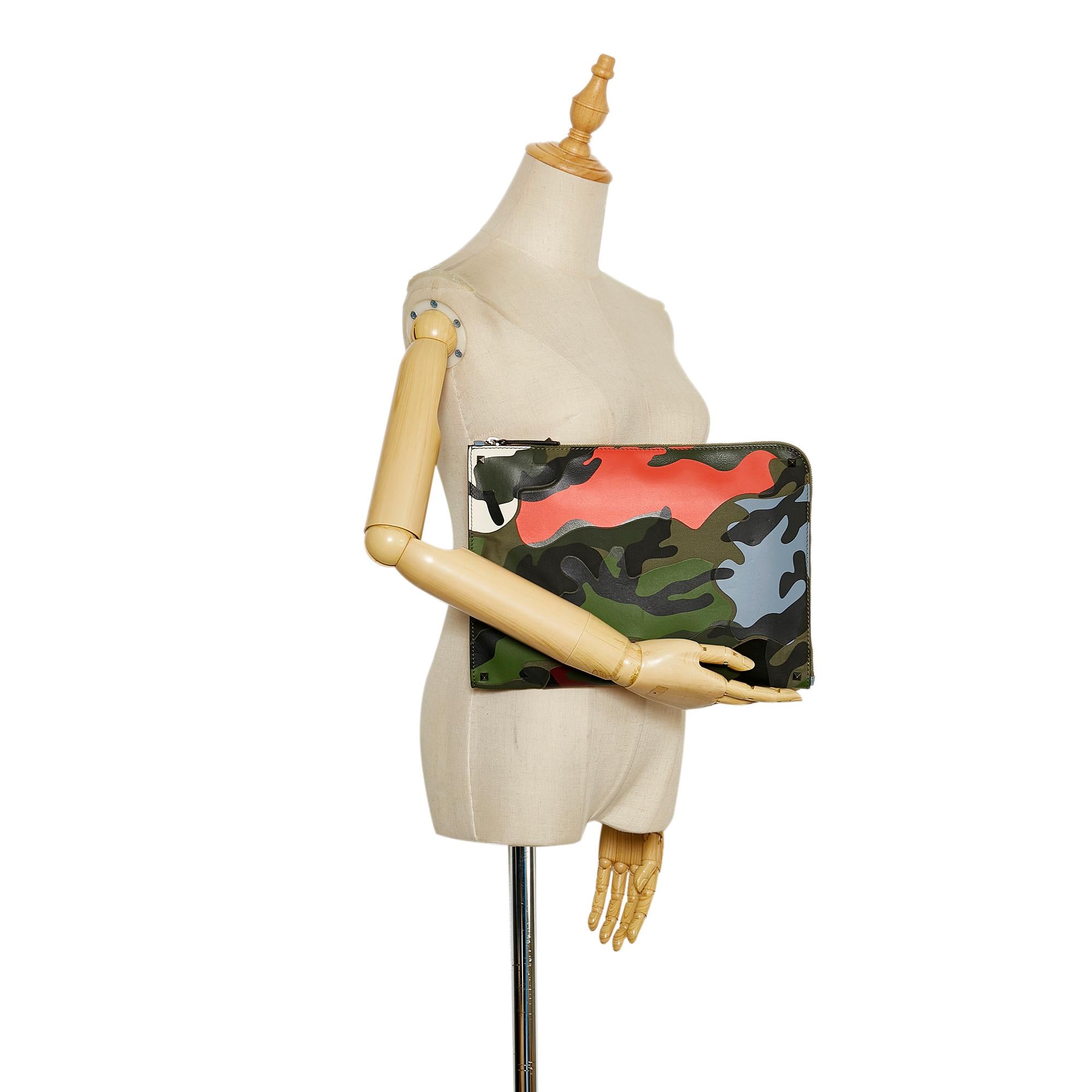Valentino Camouflage Canvas and Leather Clutch Bag (SHG-RYK6ji)