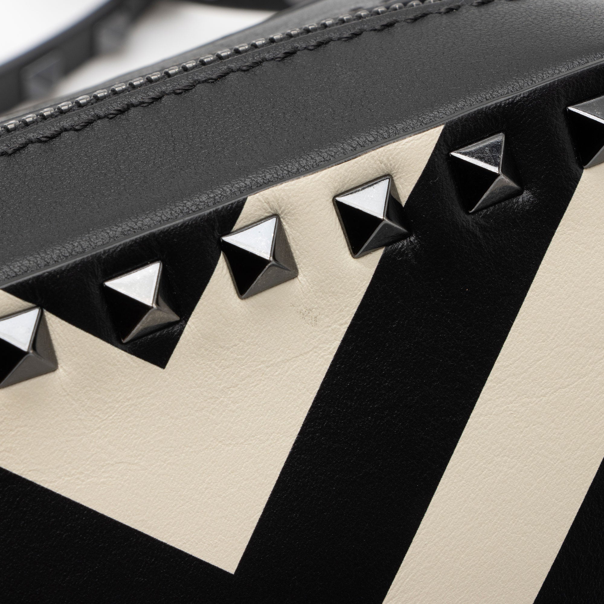 Valentino Chevron Leather Rockstud Camera Bag (SHF-y7DhNQ)