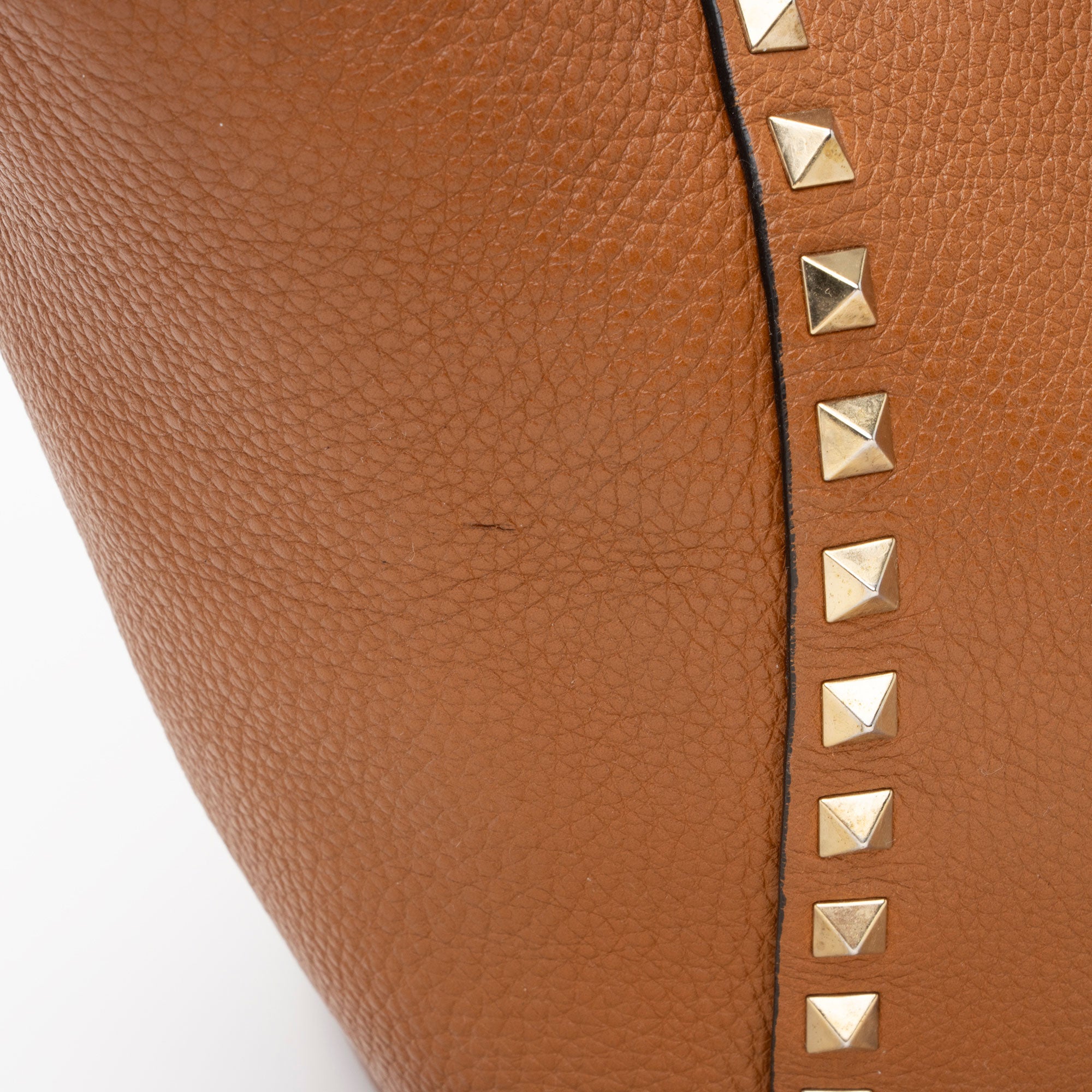 Valentino Grainy Calfskin Rockstud Medium Tote (SHF-7UH6kc)